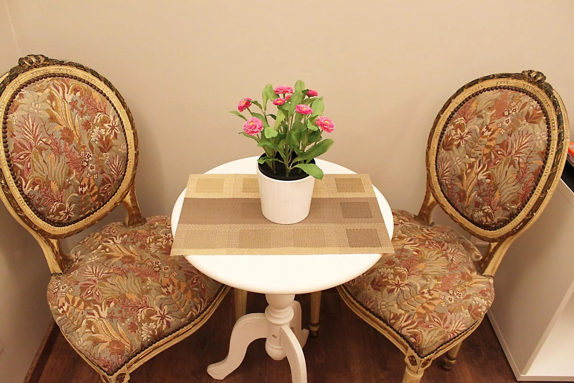 Photo of the whole room in Raphael Rooms