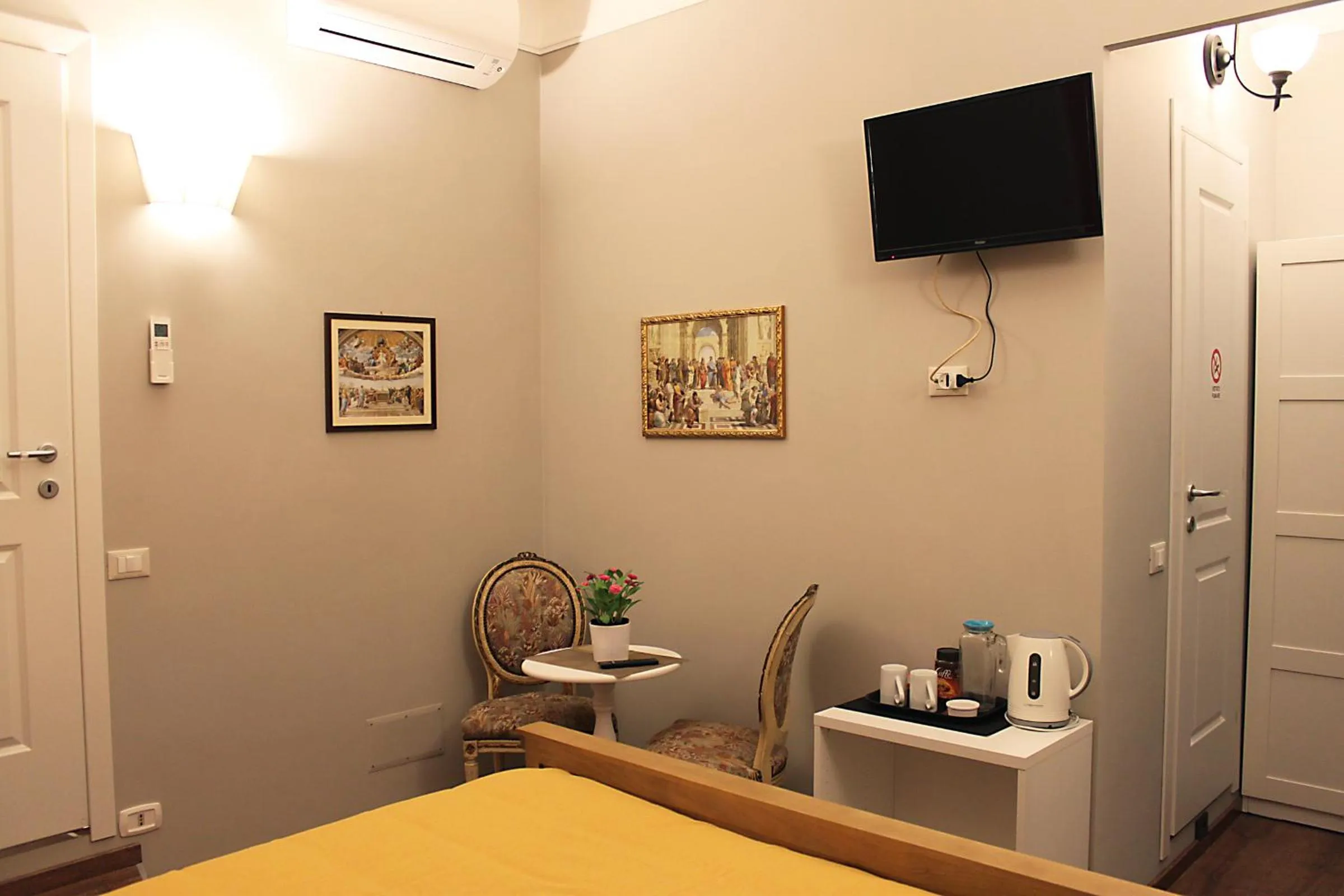 Photo of the whole room, Bed in Raphael Rooms