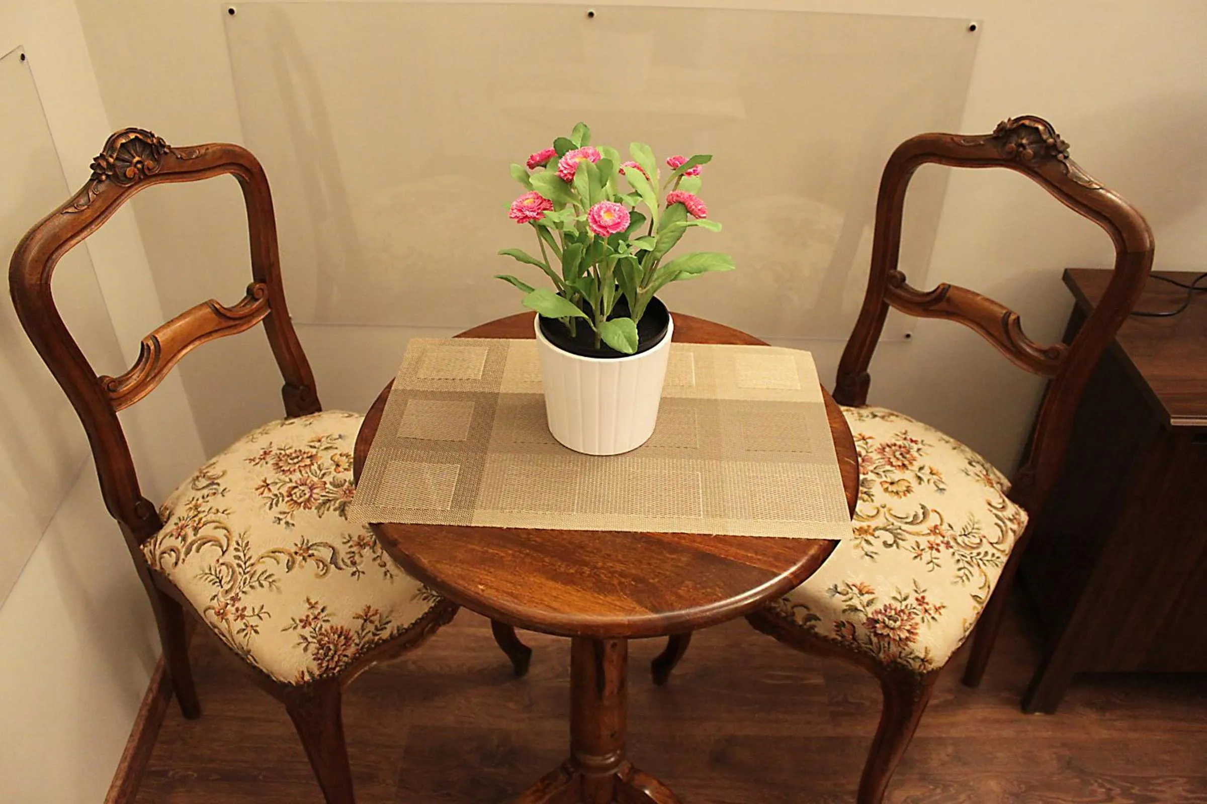 Photo of the whole room in Raphael Rooms