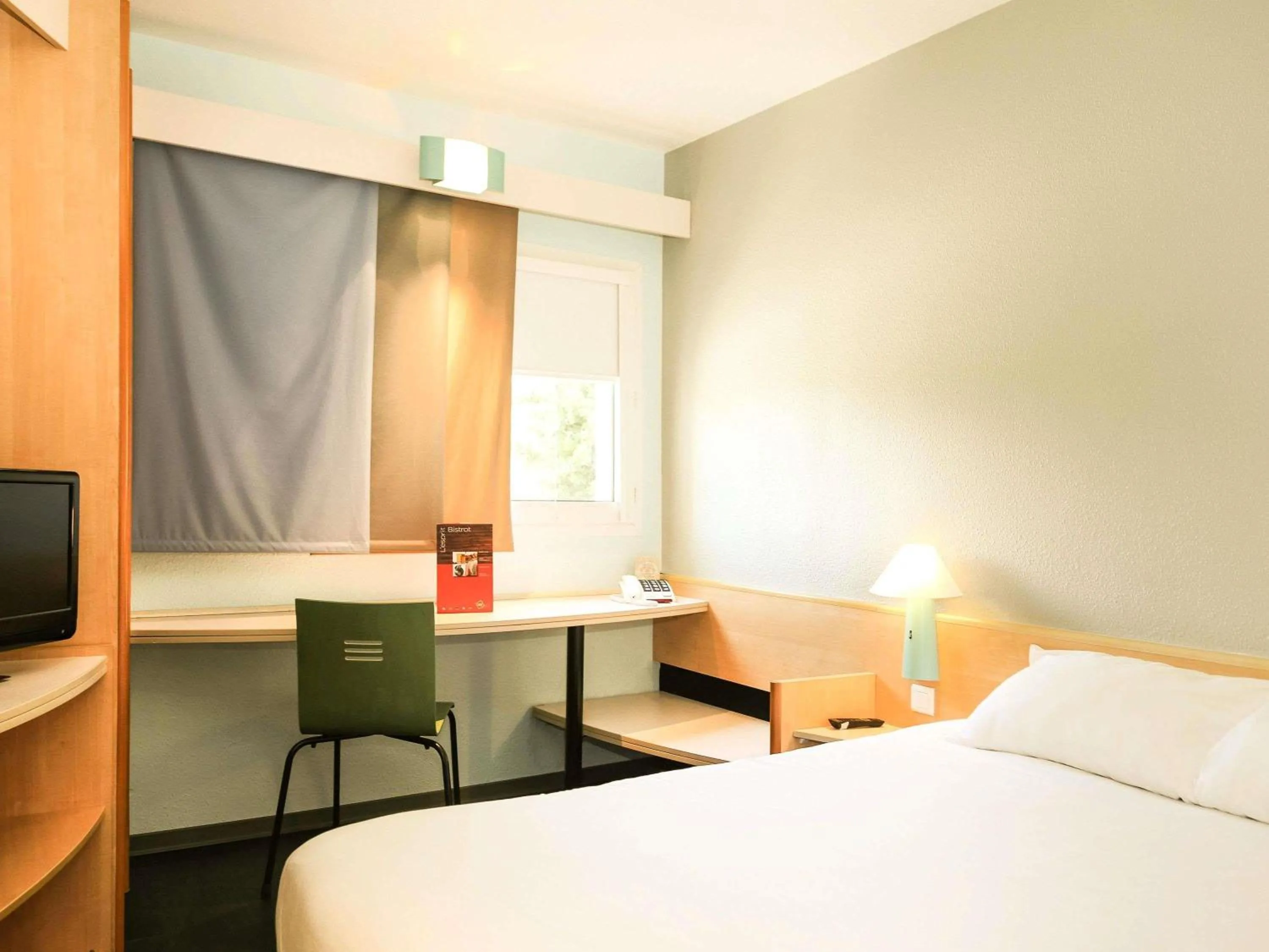 Bedroom, Bed in ibis Orange Centre Echangeur A7 A9