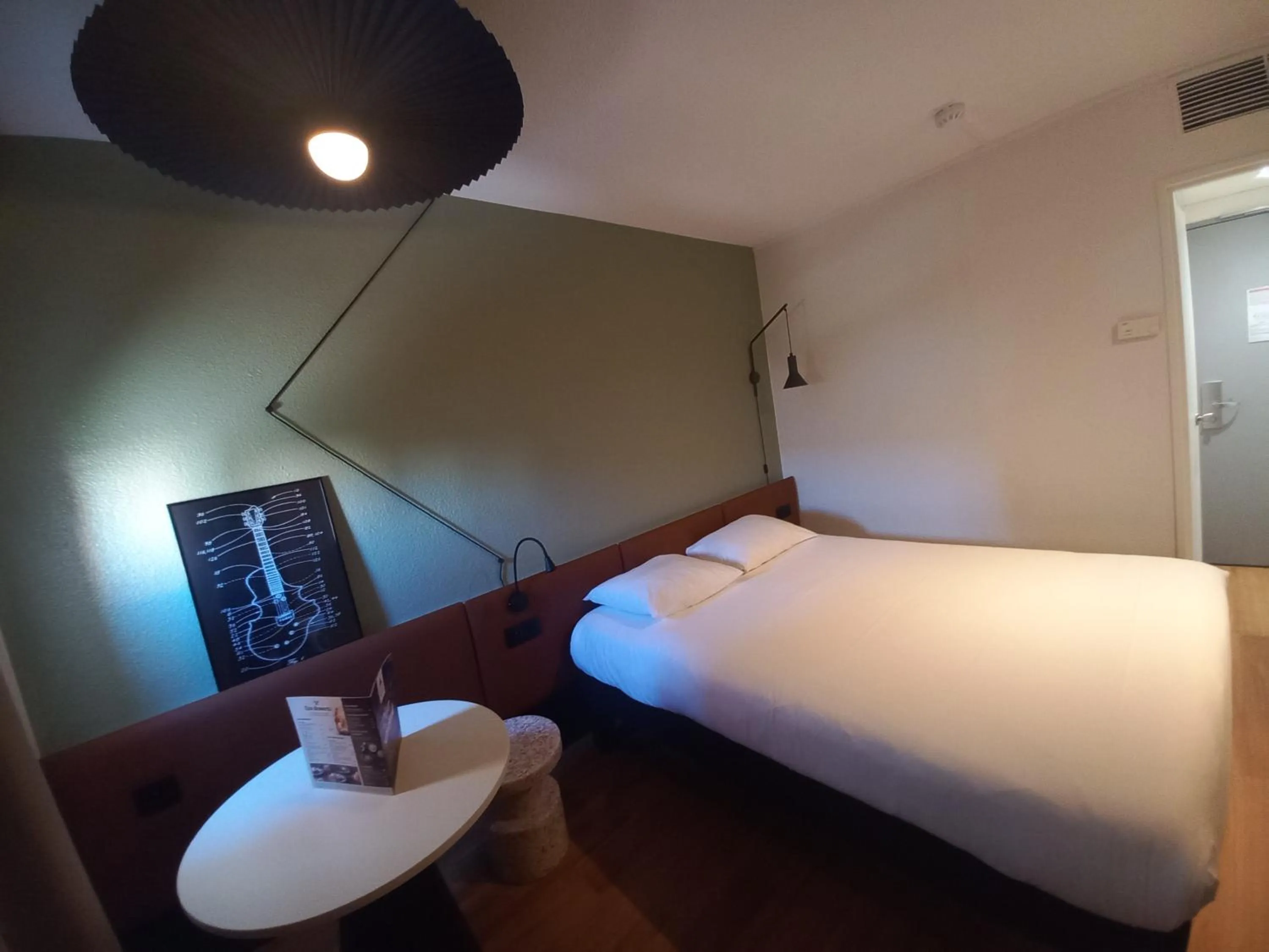 Bed in ibis Orange Centre Echangeur A7 A9