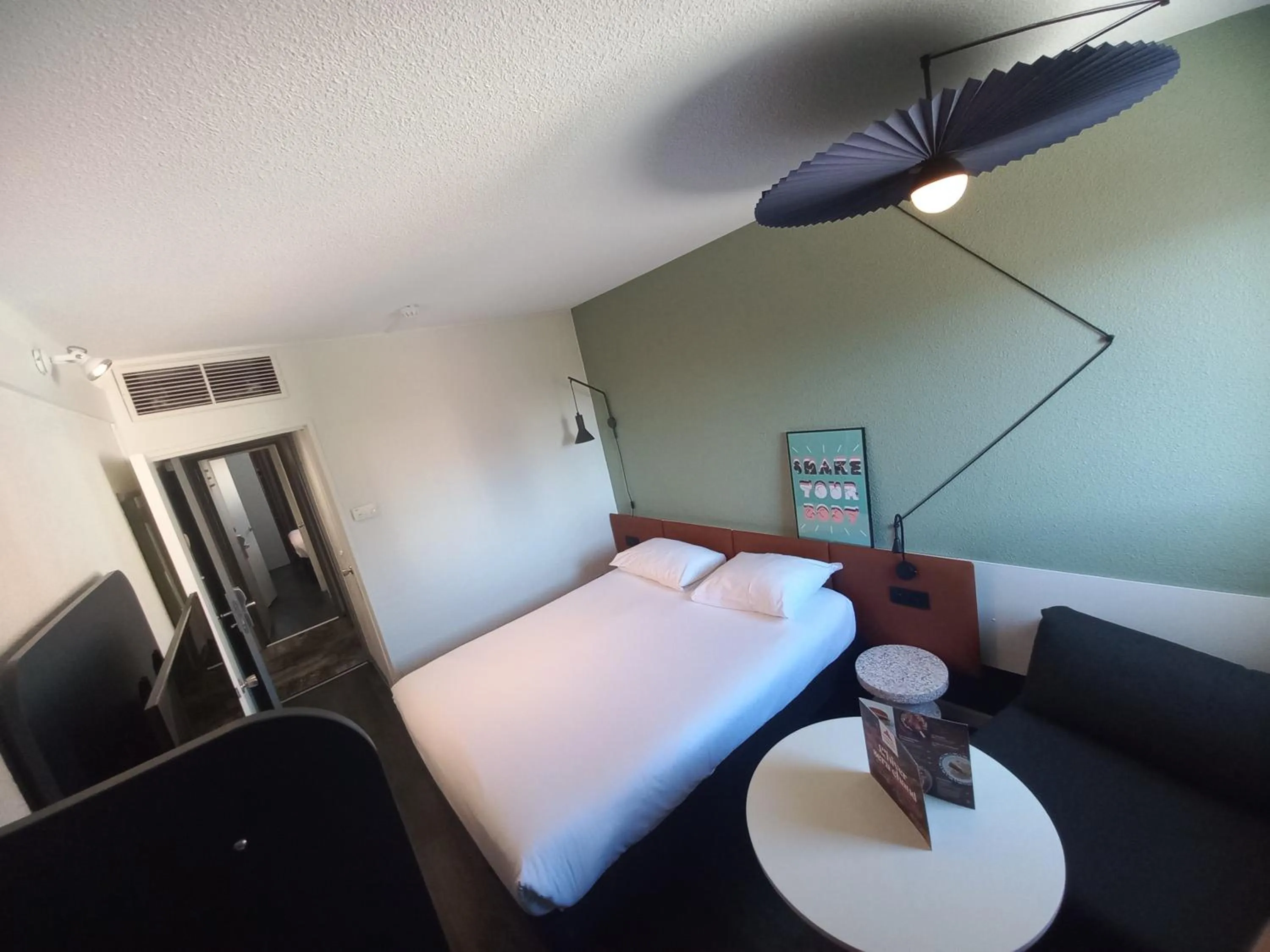 Bed in ibis Orange Centre Echangeur A7 A9