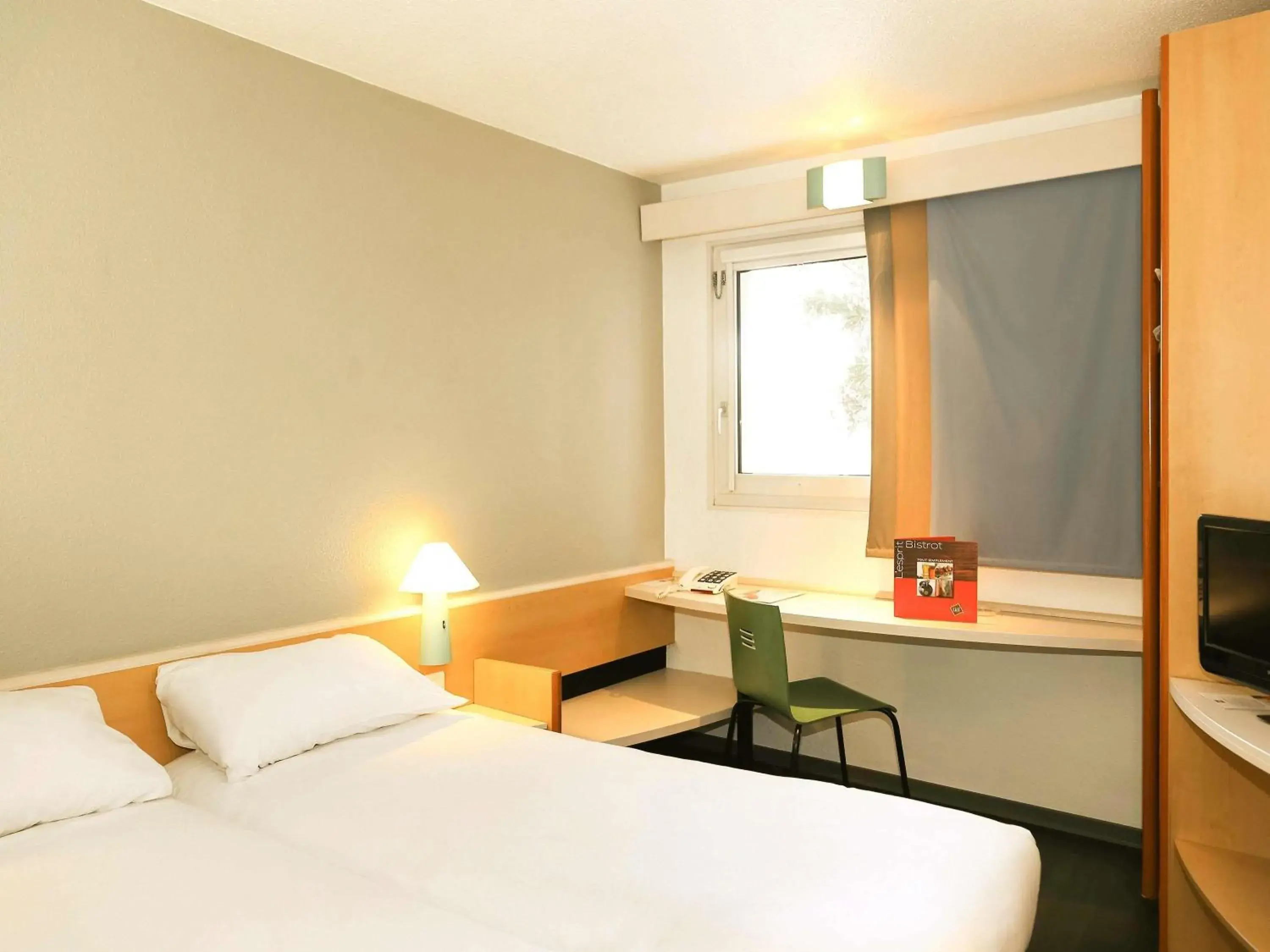Standard Room with One Double Bed and One Single Bed in ibis Orange Centre Standard Room with One Double Bed and One Single Bed in ibis Orange Centre
