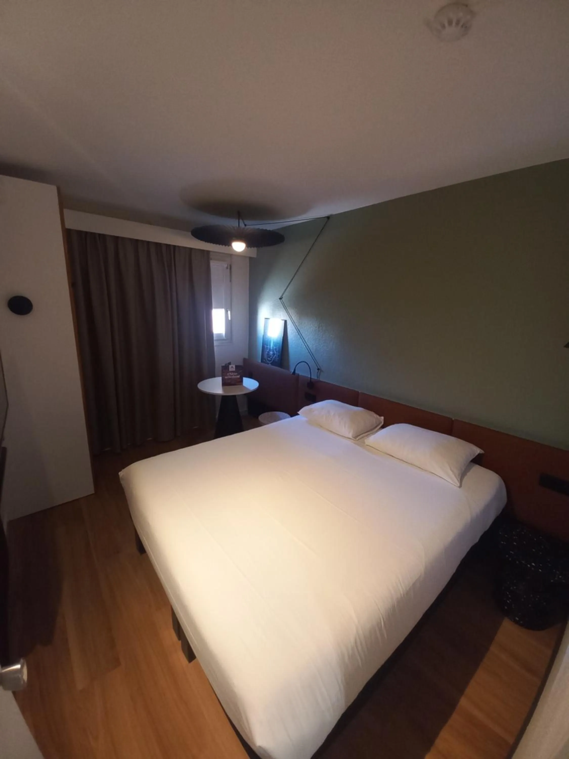 Bed in ibis Orange Centre Echangeur A7 A9