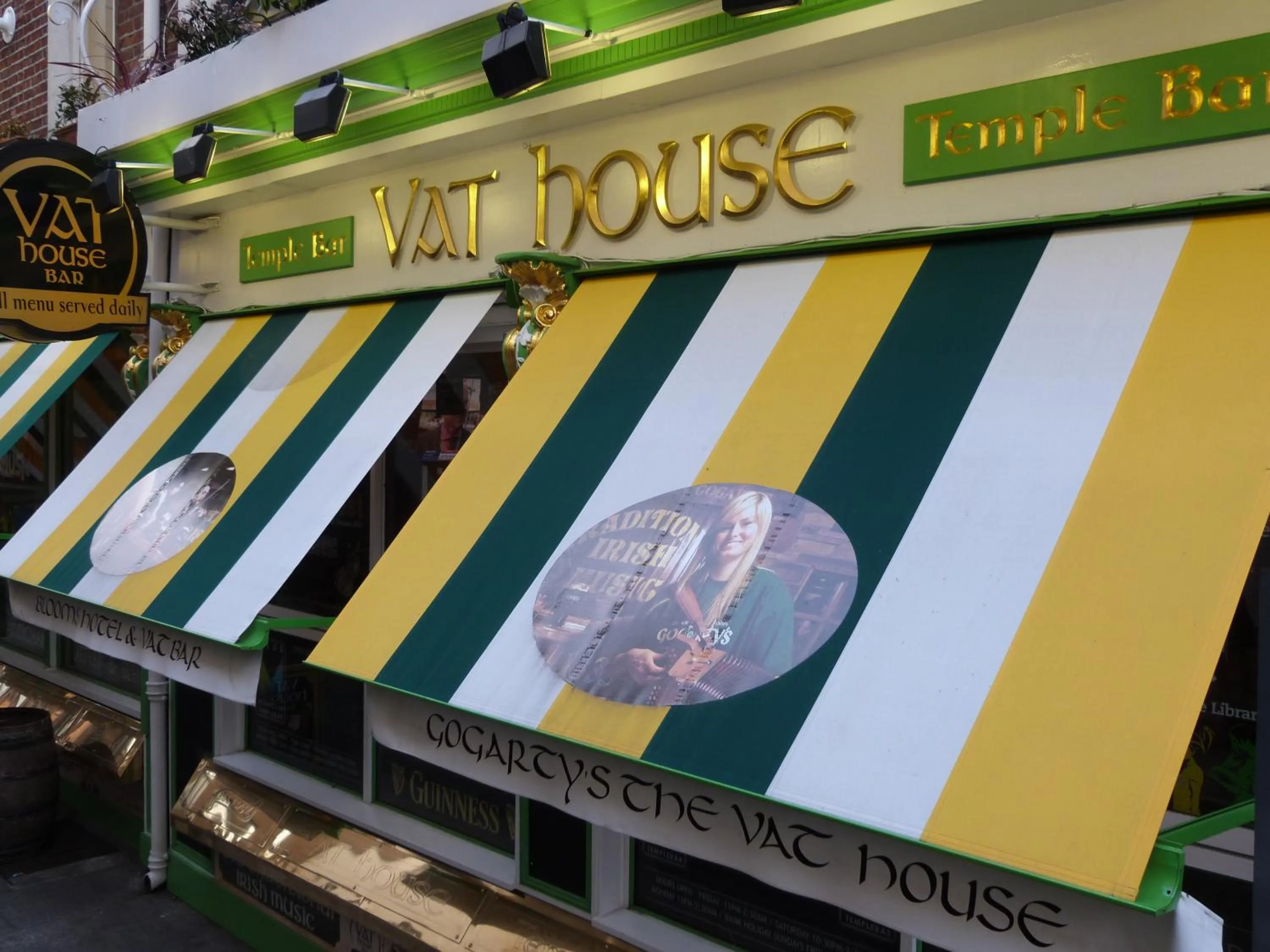 Lounge or bar in Blooms Hotel