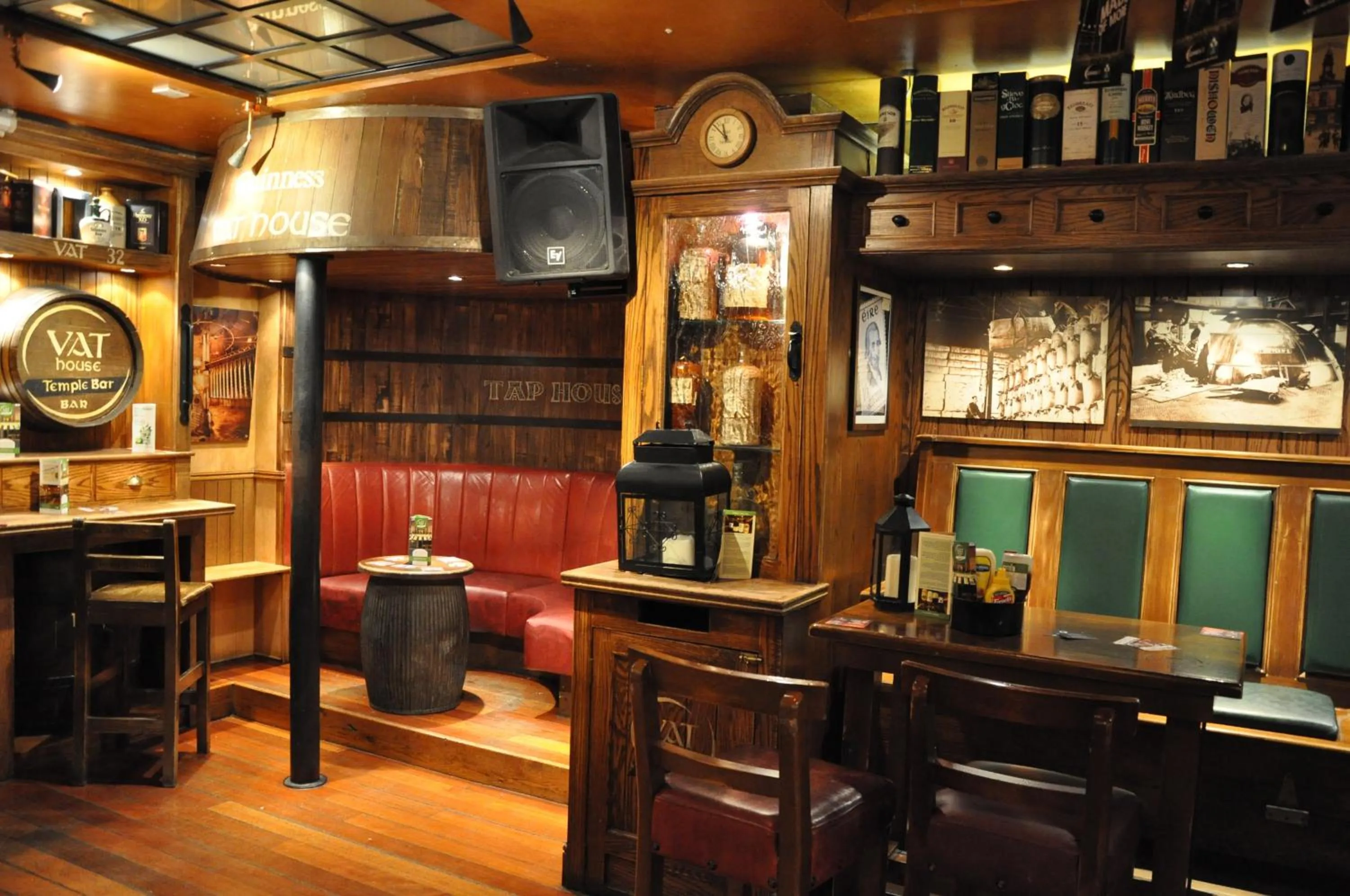 Lounge or bar in Blooms Hotel