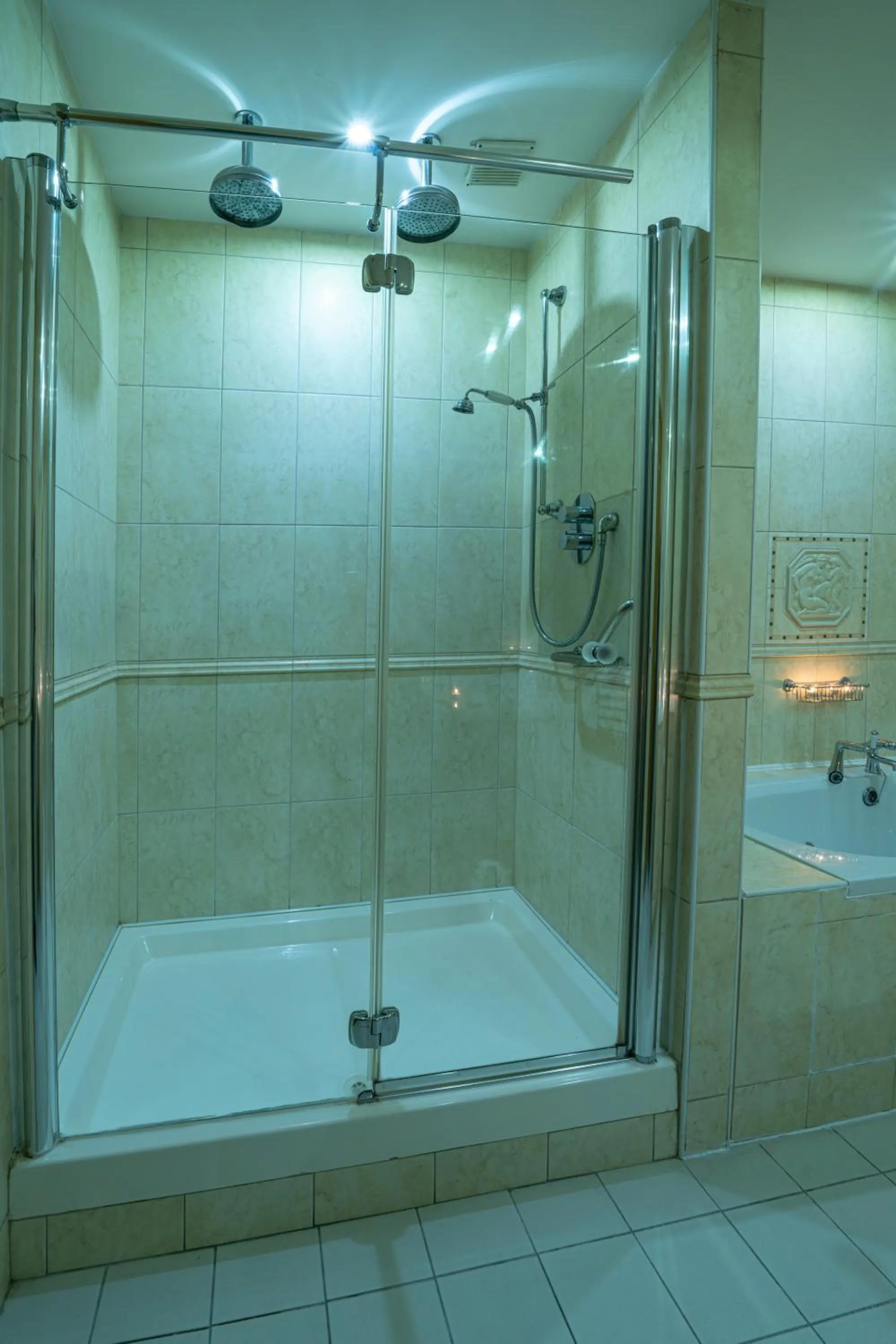 Bathroom in Kettles Country House Hotel