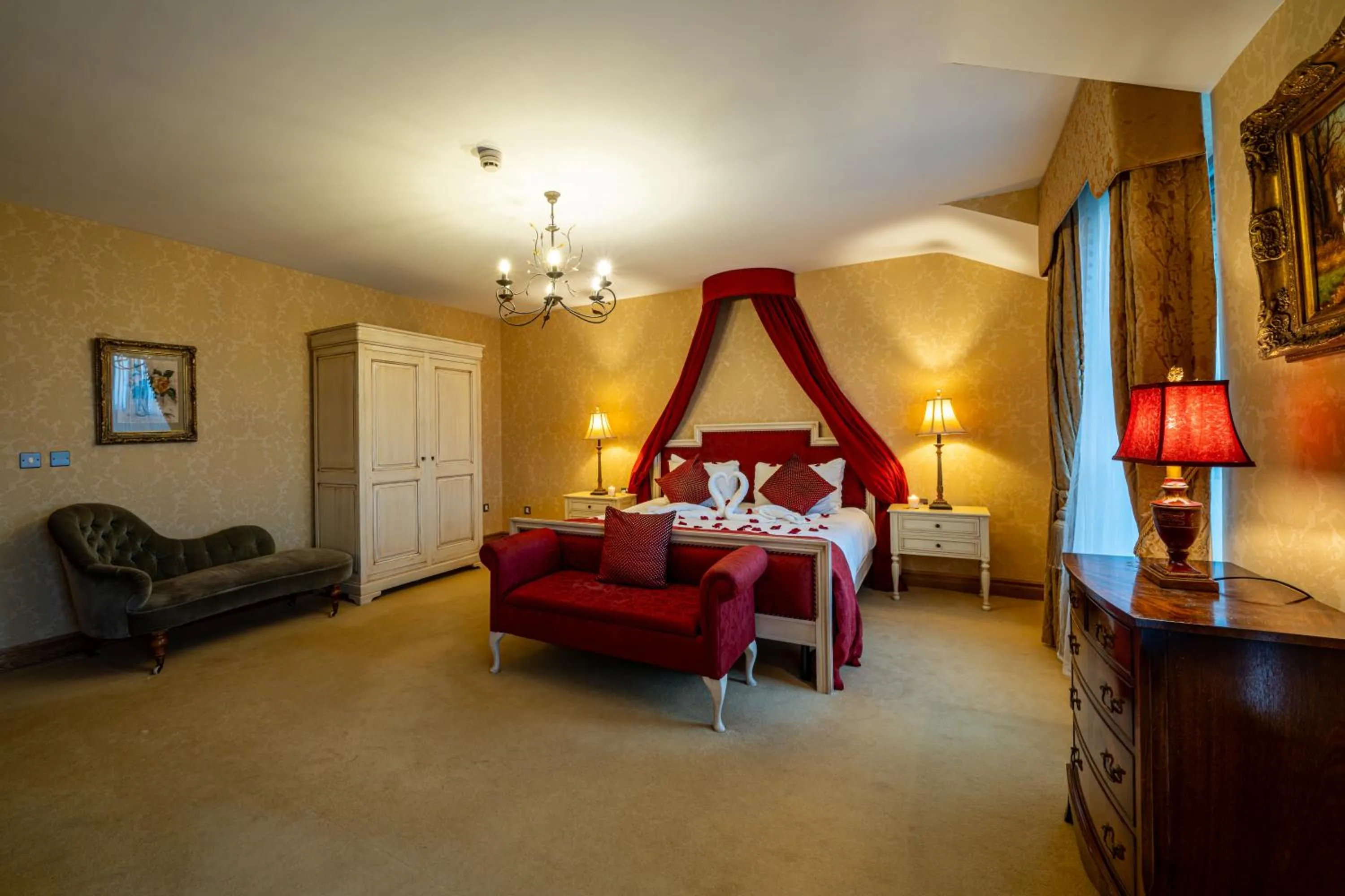 Bed in Kettles Country House Hotel