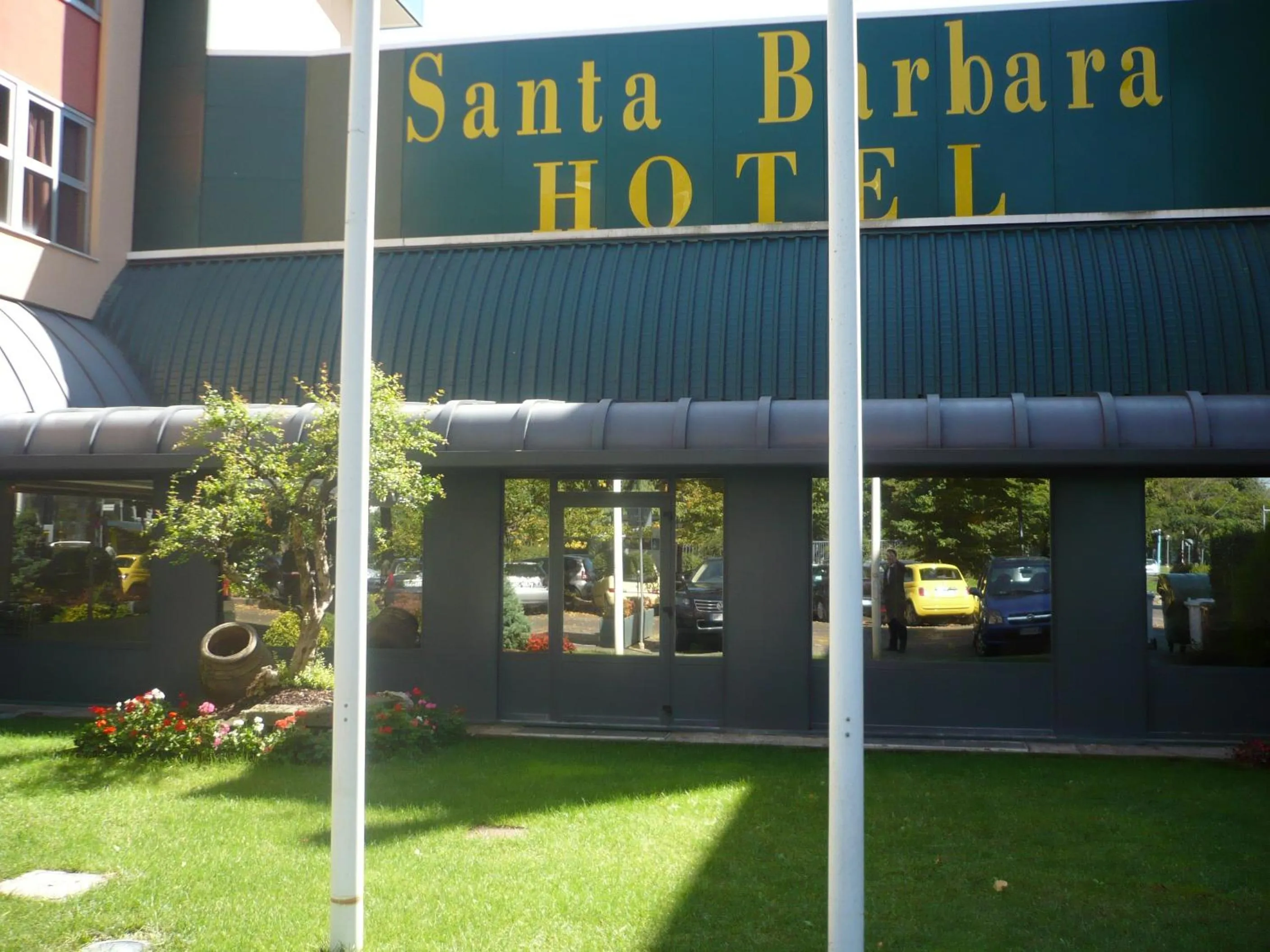 Facade/entrance in Santa Barbara Hotel