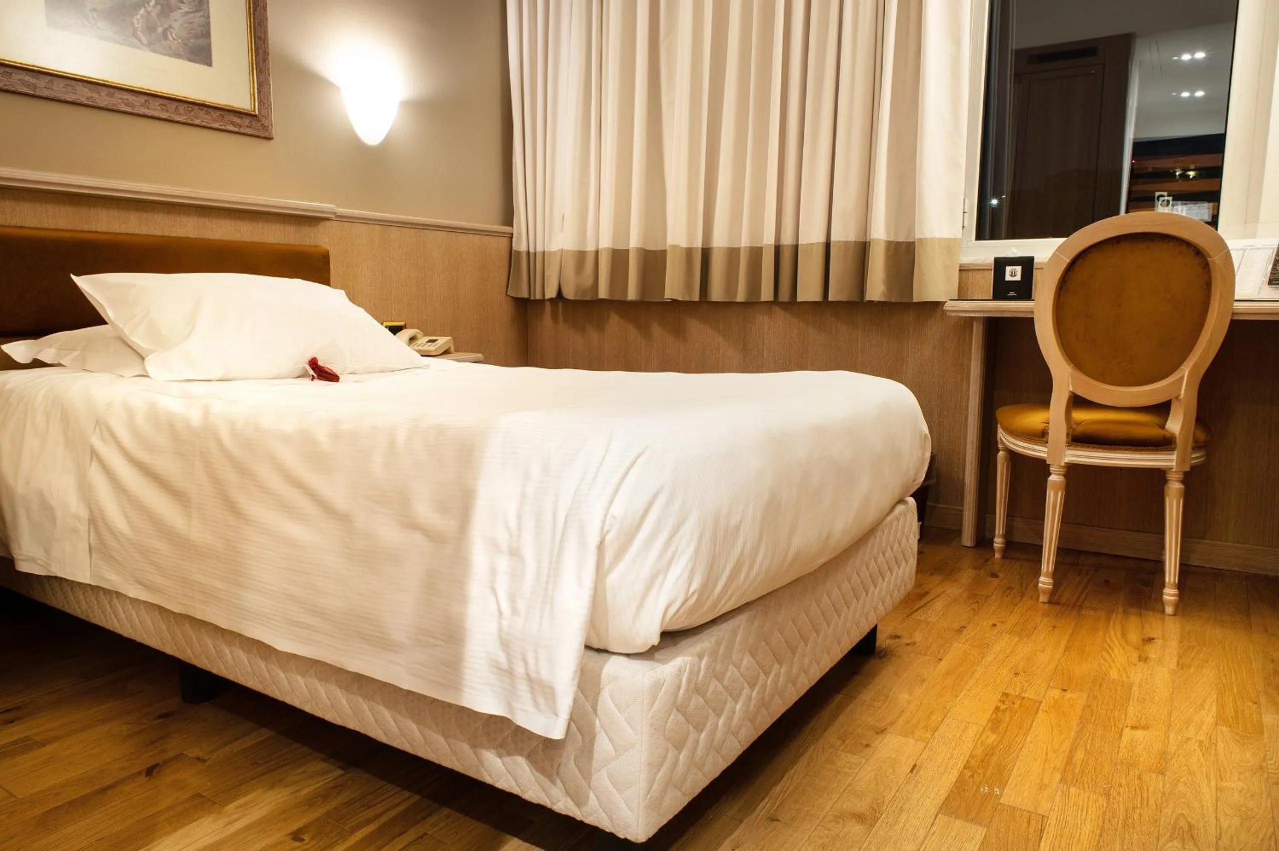 Photo of the whole room, Bed in Santa Barbara Hotel