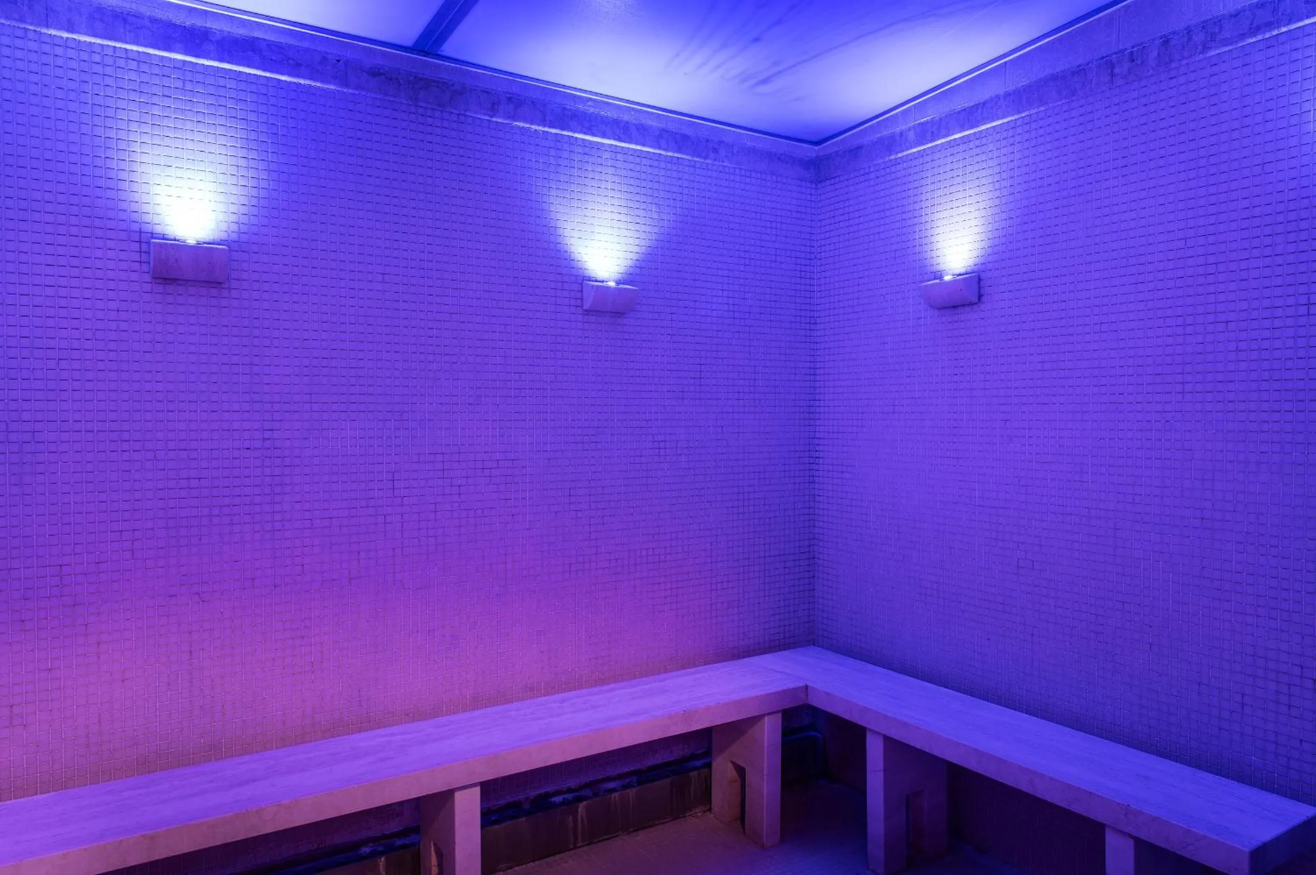 Steam room in Santa Barbara Hotel