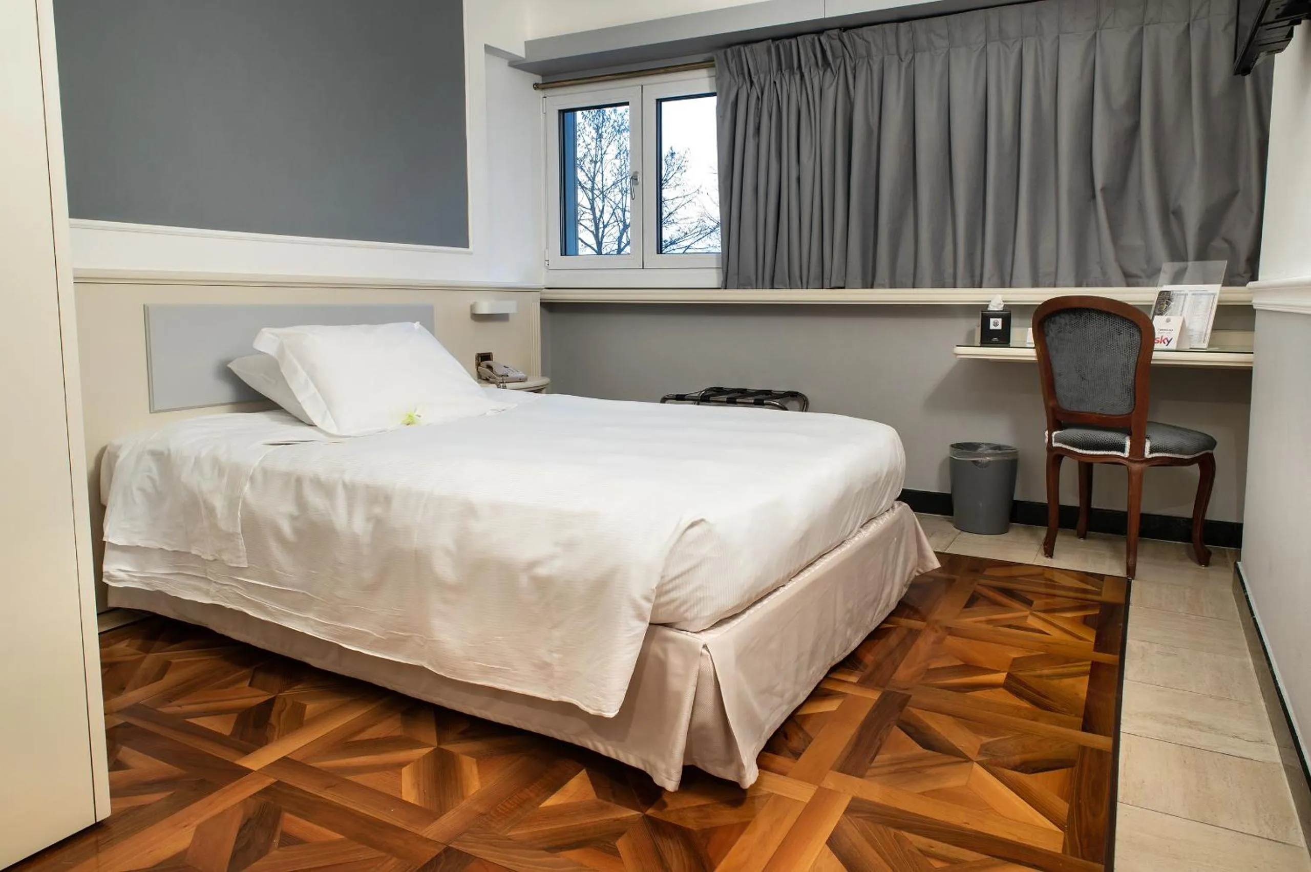 Photo of the whole room, Bed in Santa Barbara Hotel