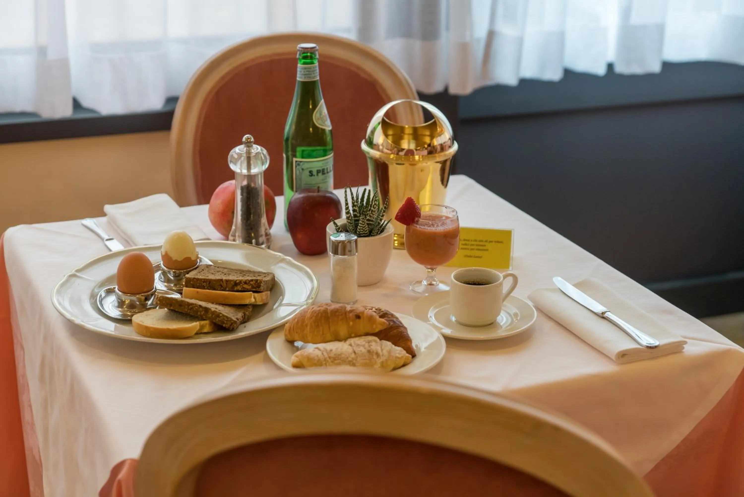 Buffet breakfast in Santa Barbara Hotel