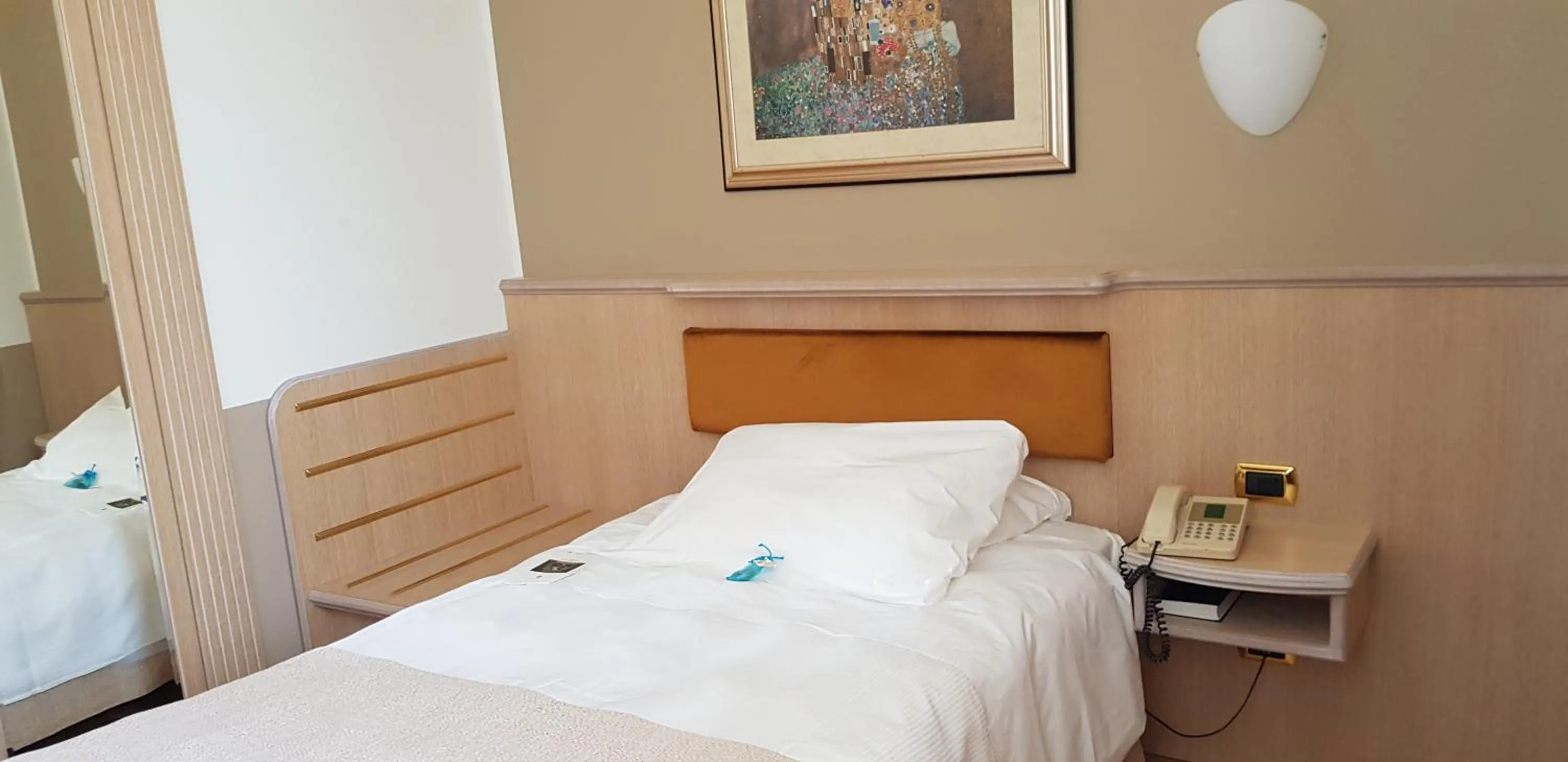 Bedroom, Bed in Santa Barbara Hotel