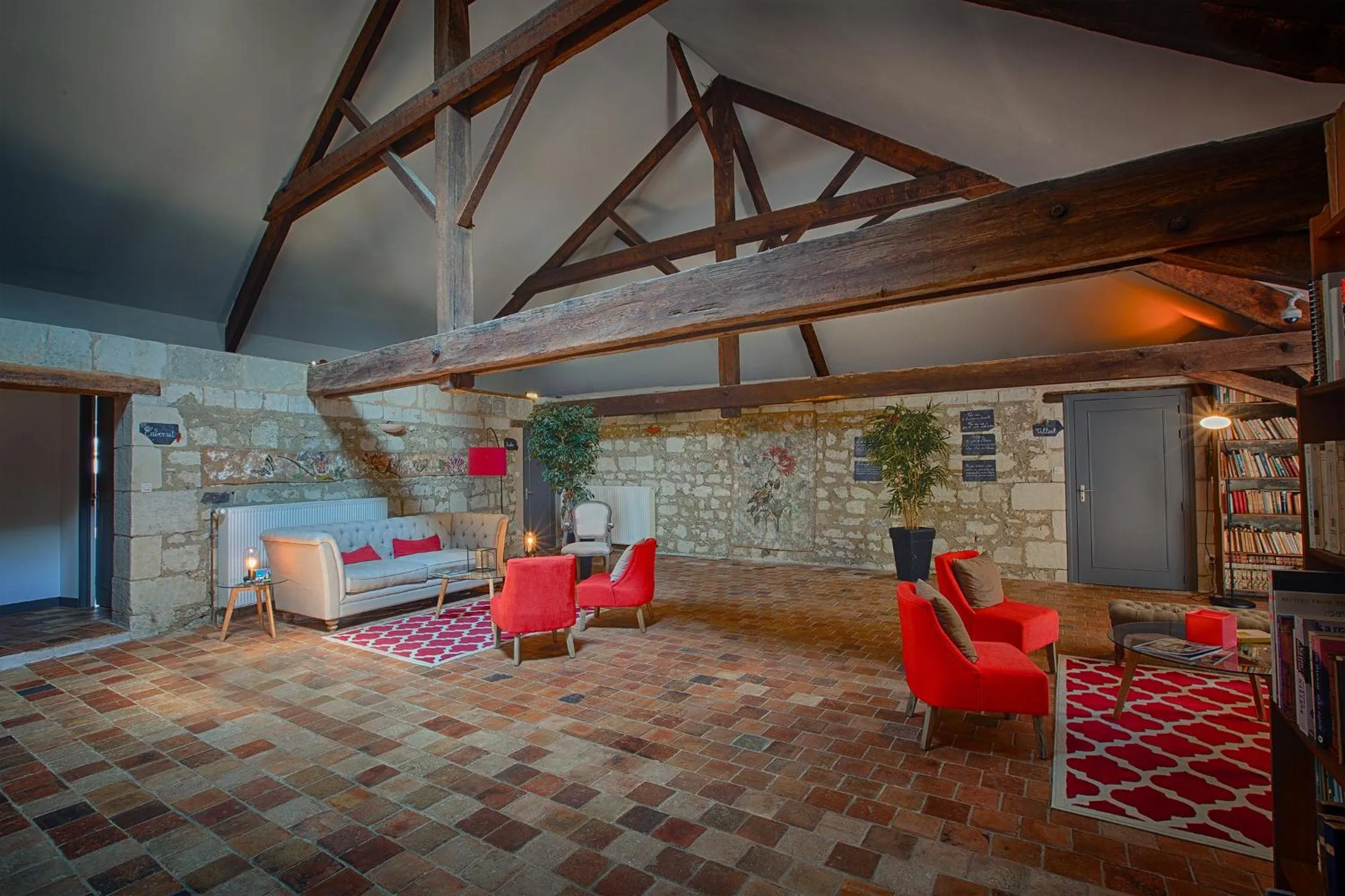 Library in Hôtel & Spa Chai De La Paleine