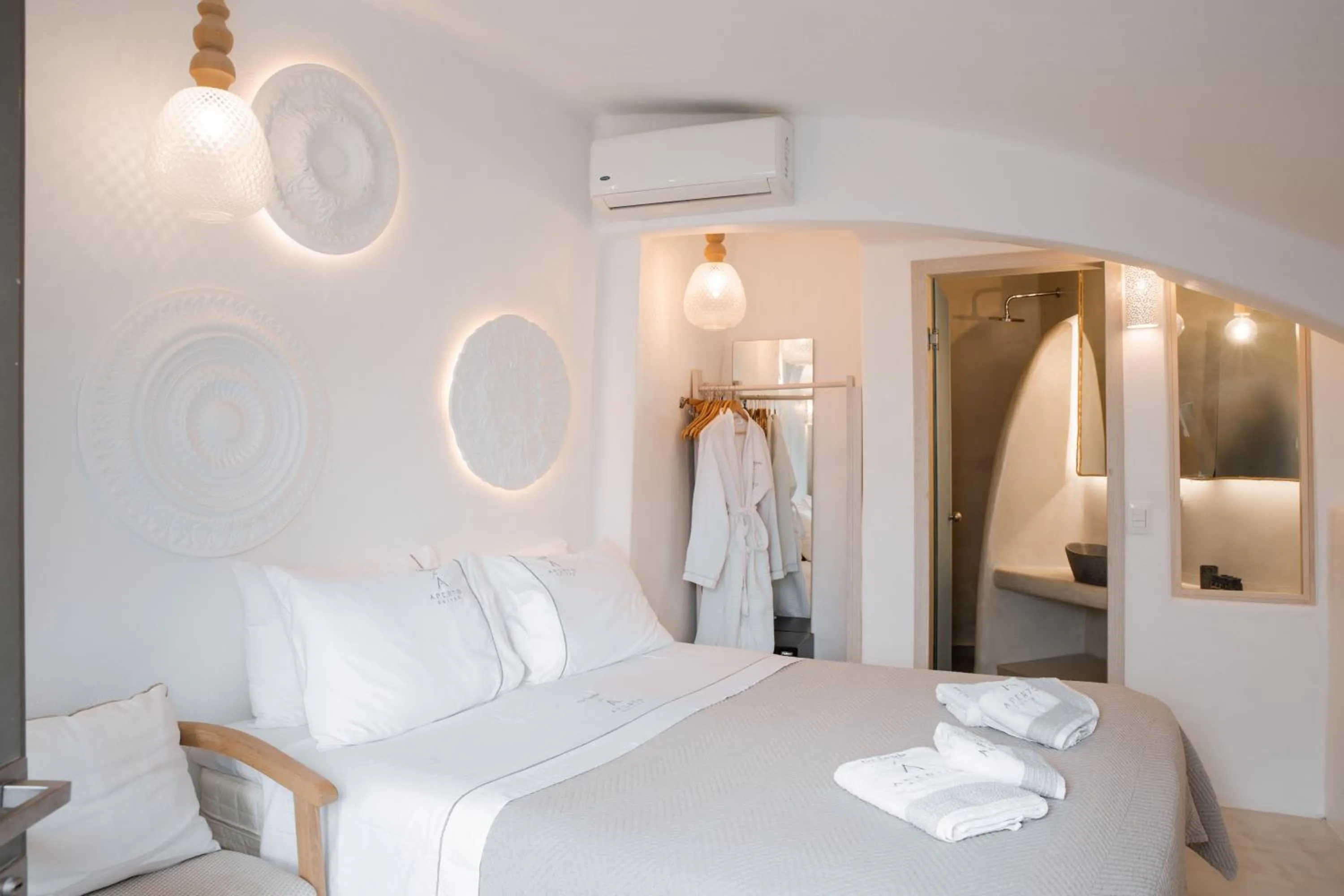 Bed in Aperto Suites - Adults Only