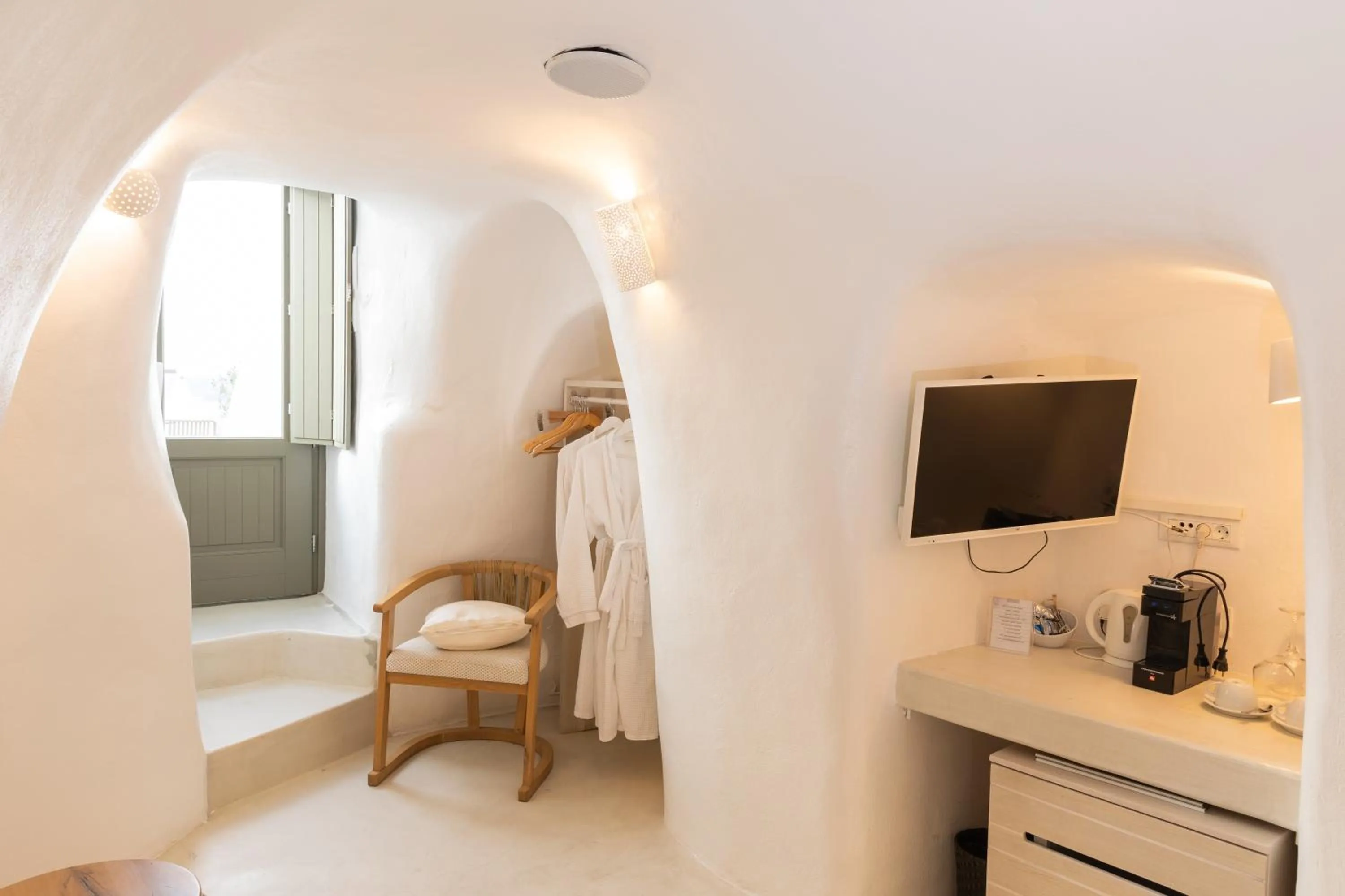 TV and multimedia, Bed in Aperto Suites - Adults Only