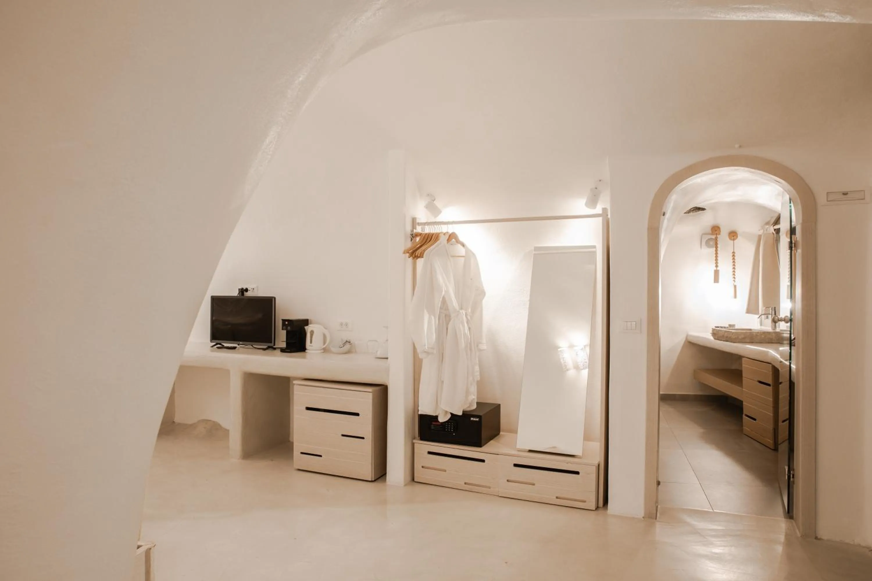 wardrobe, Bed in Aperto Suites - Adults Only