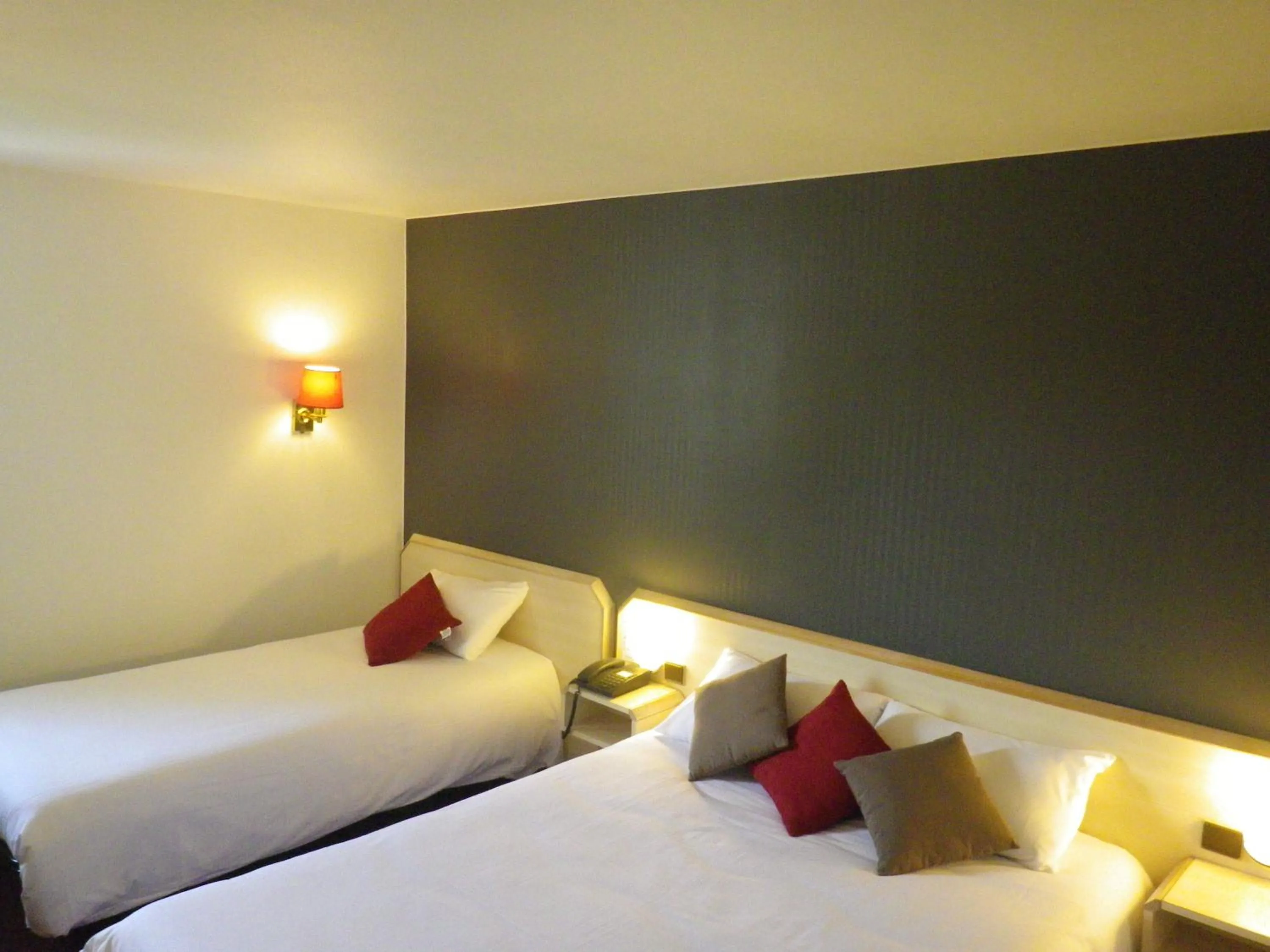 Connecting Room (5 adults) in Hotel Amys Voreppe