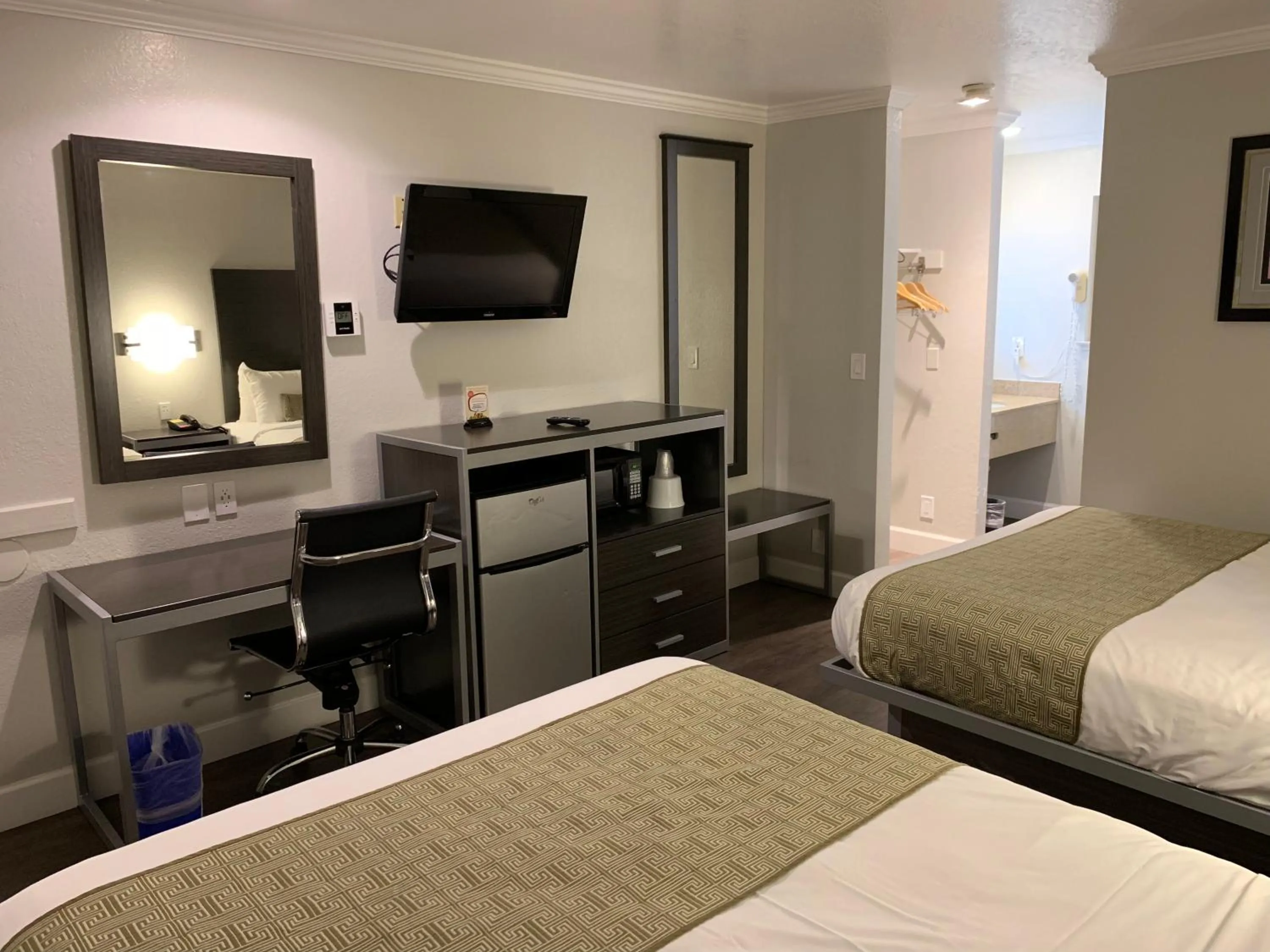 Bedroom, Bed in Sand Castle Inn