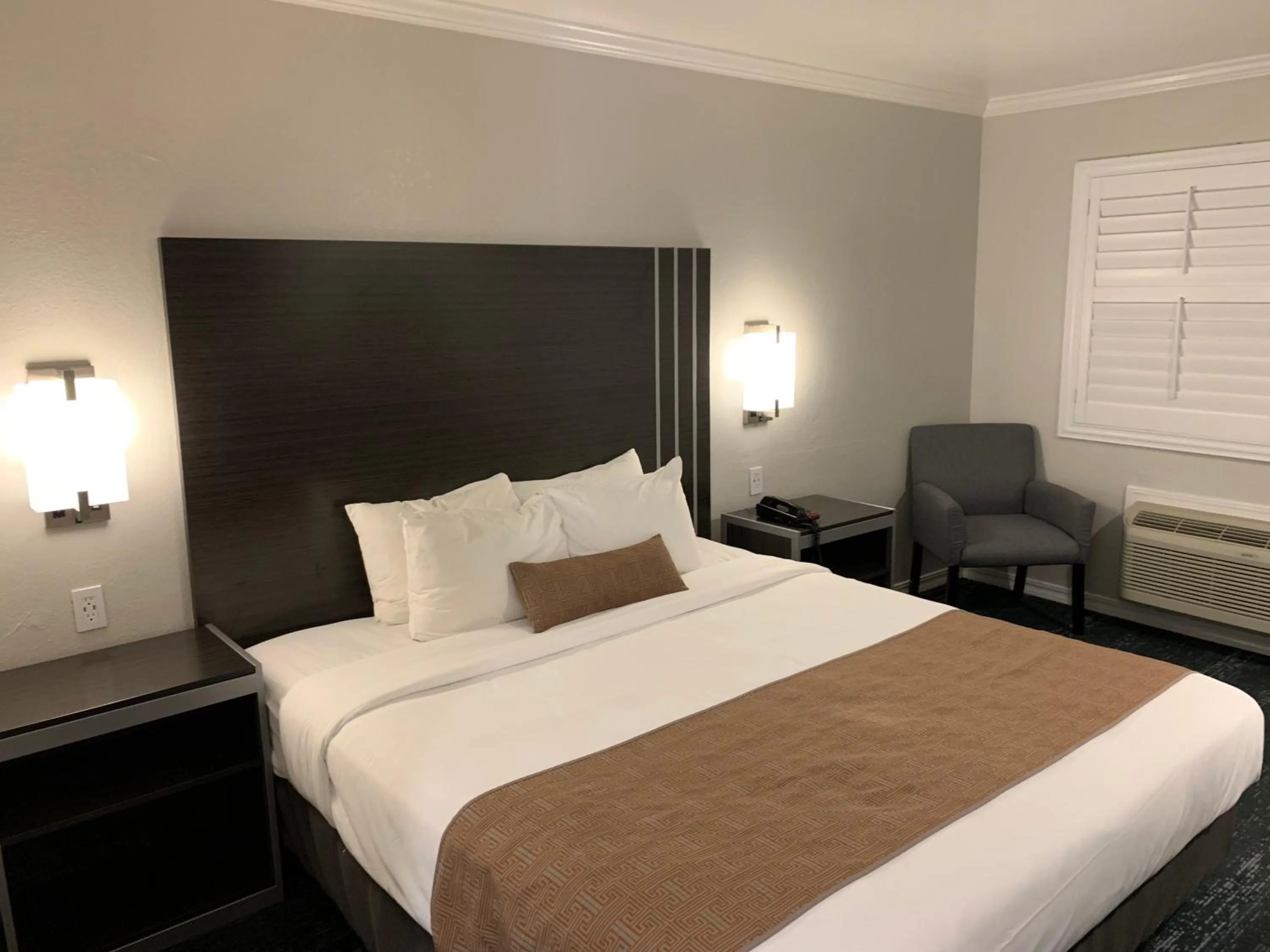 Bedroom, Bed in Sand Castle Inn