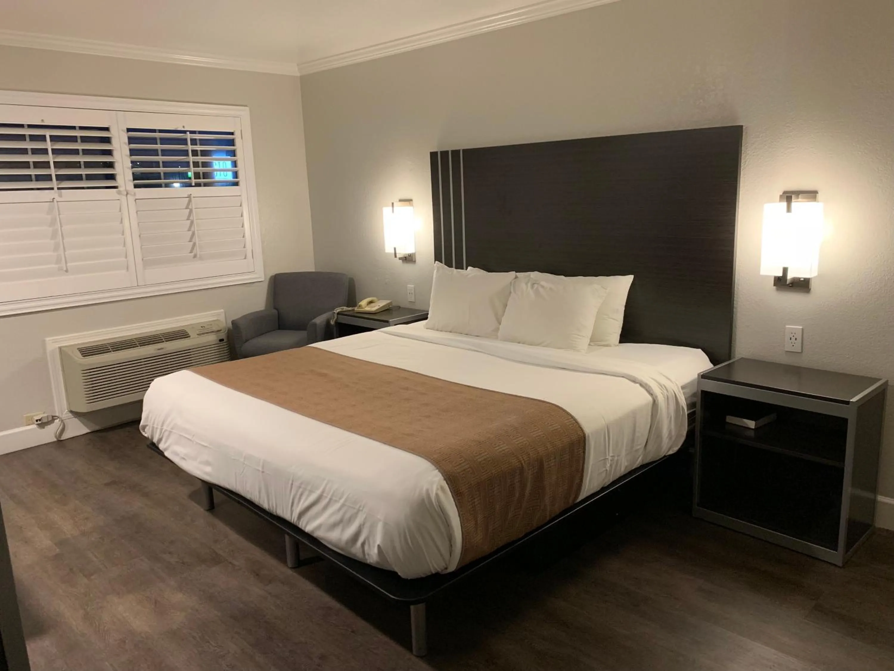 Bedroom, Bed in Sand Castle Inn