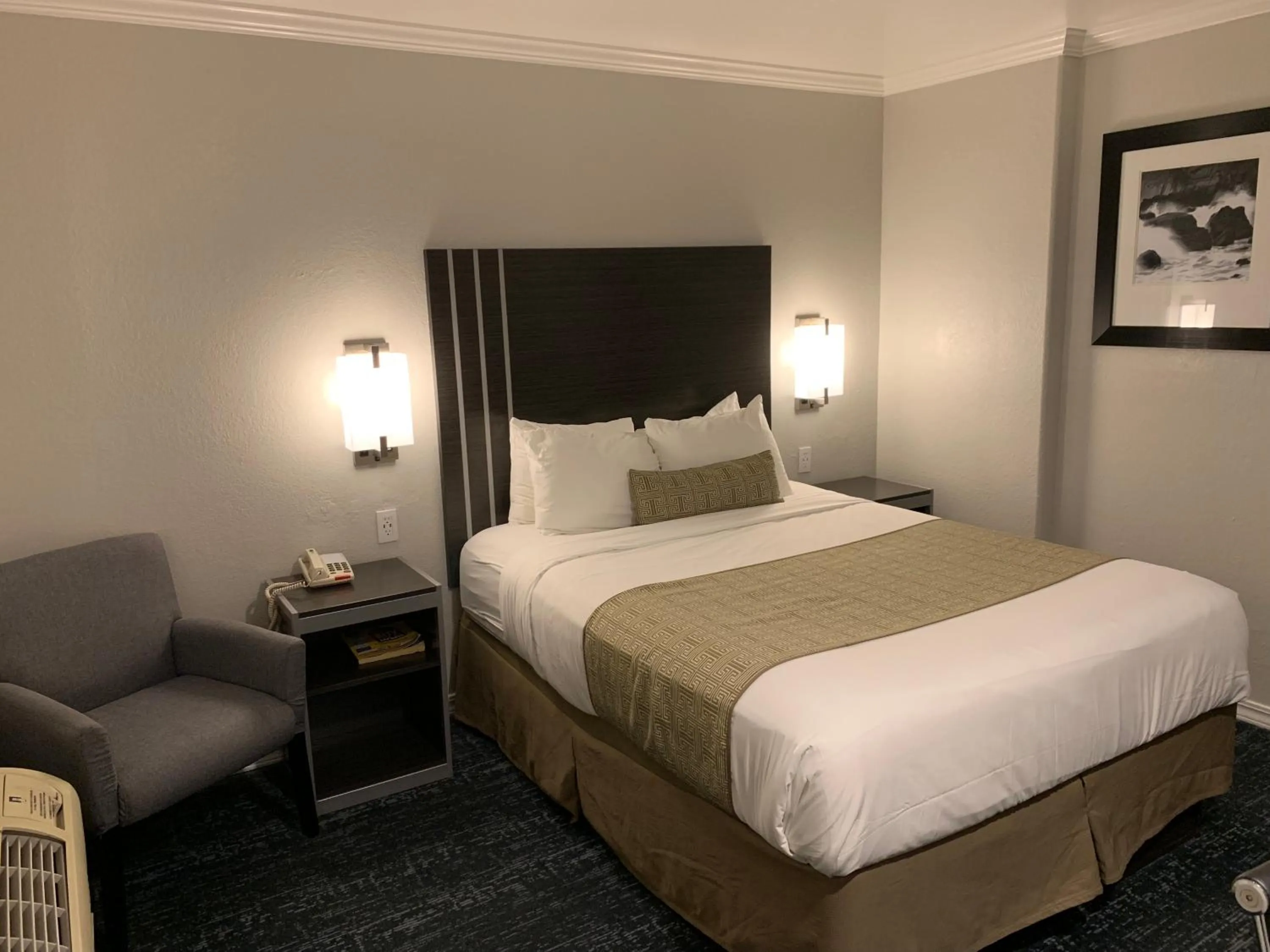 Bedroom, Bed in Sand Castle Inn