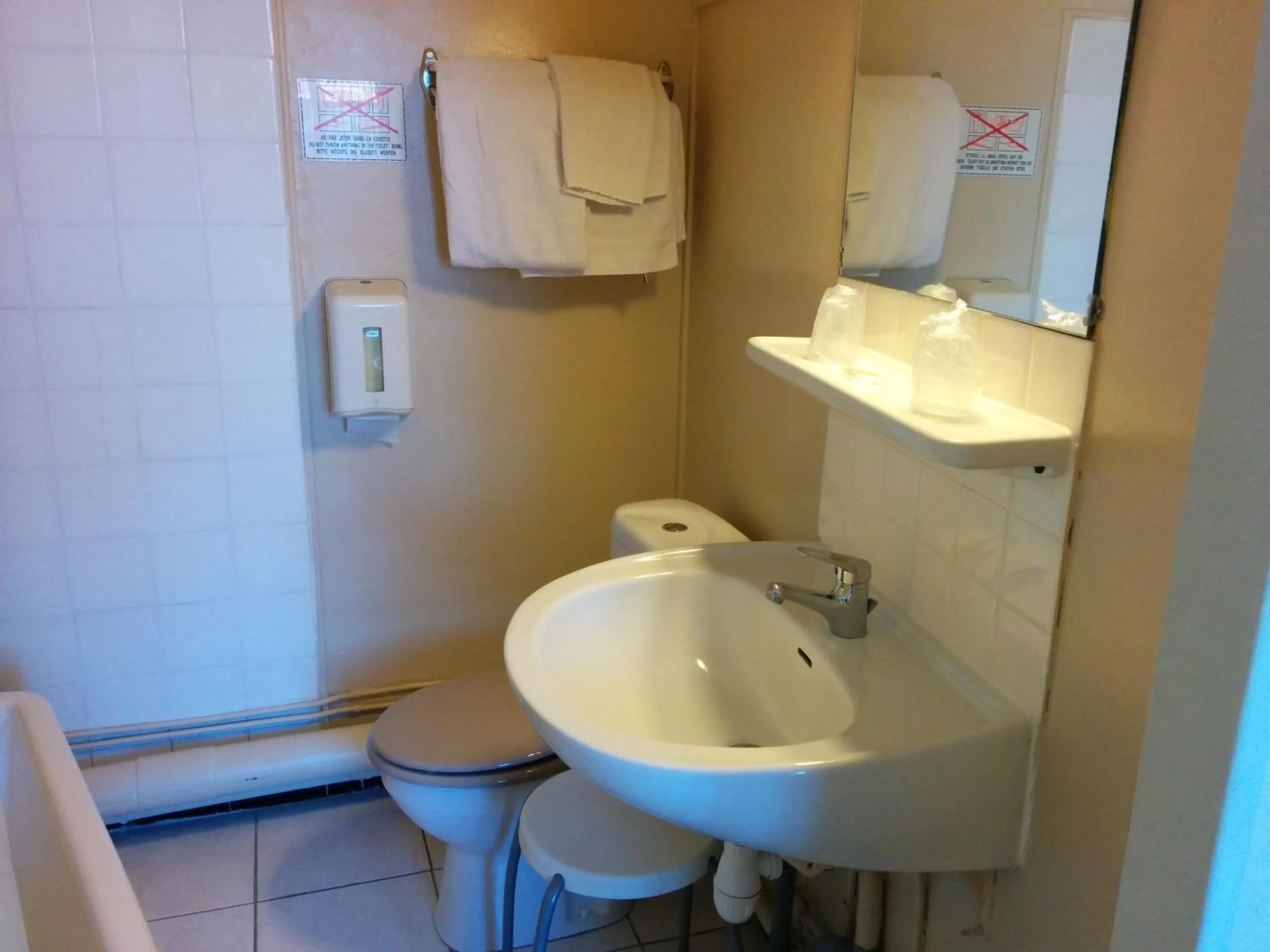 Bathroom in Hotel Araur