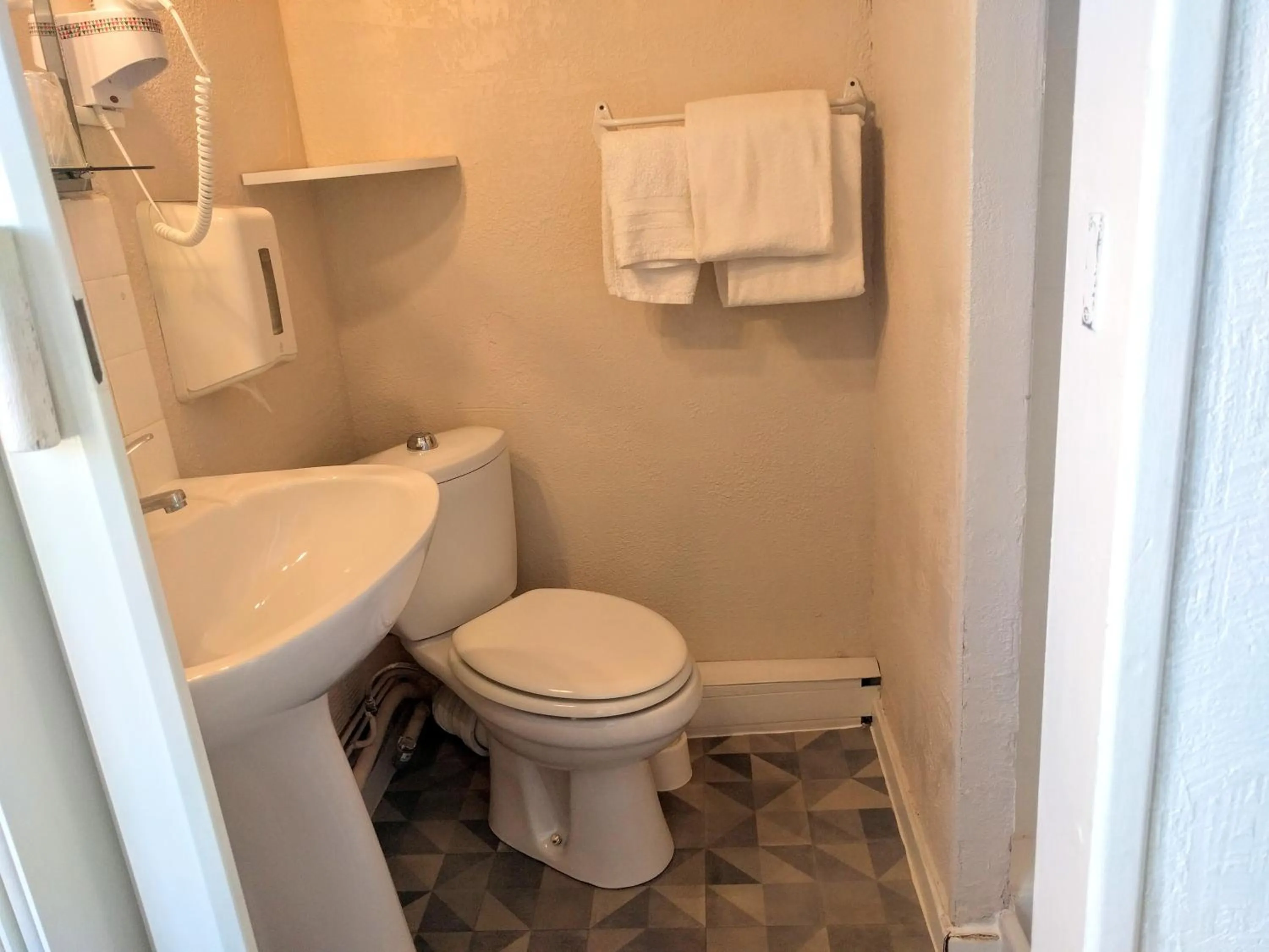 Bathroom in Hotel Araur