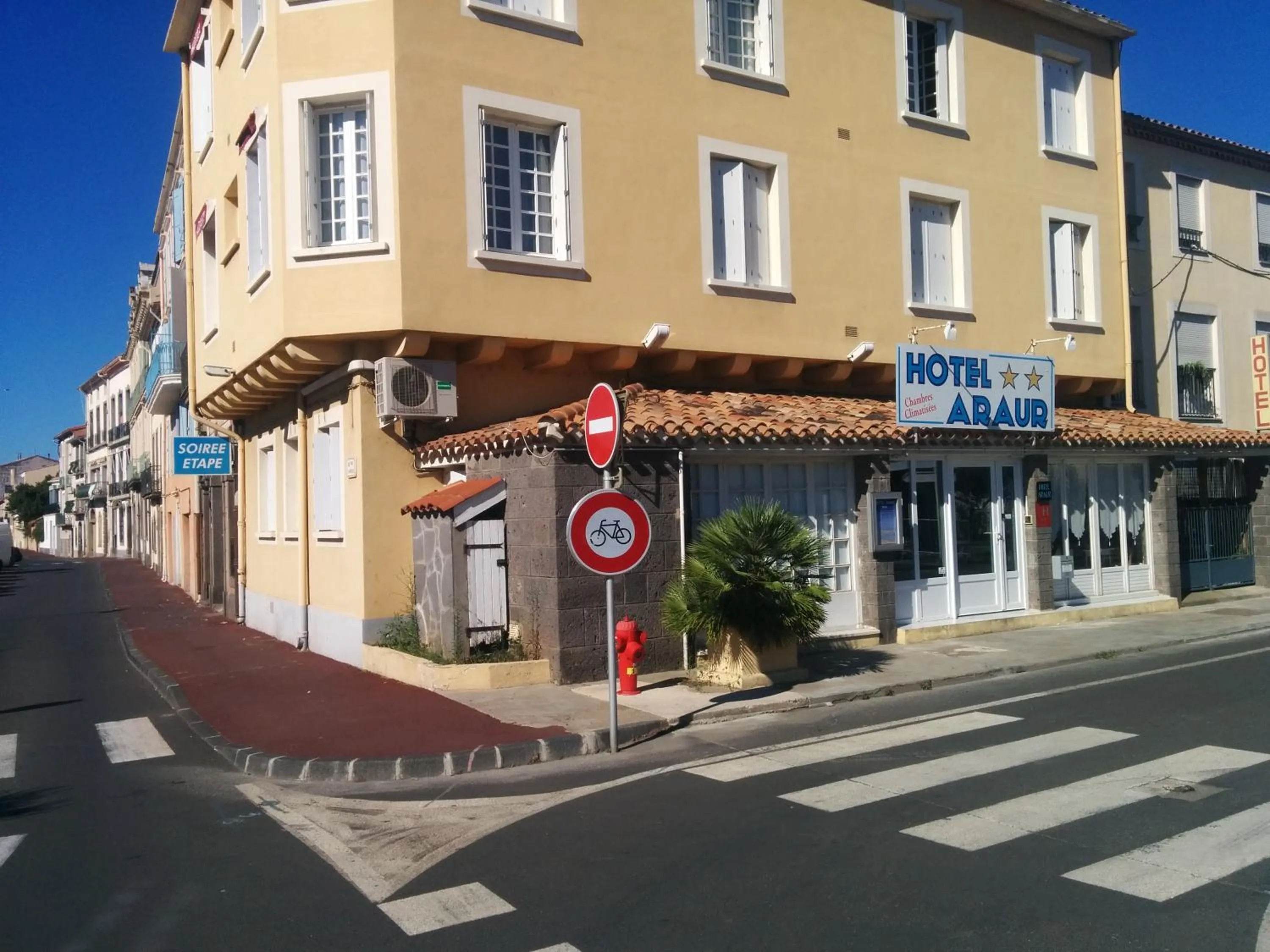 Facade/entrance in Hotel Araur