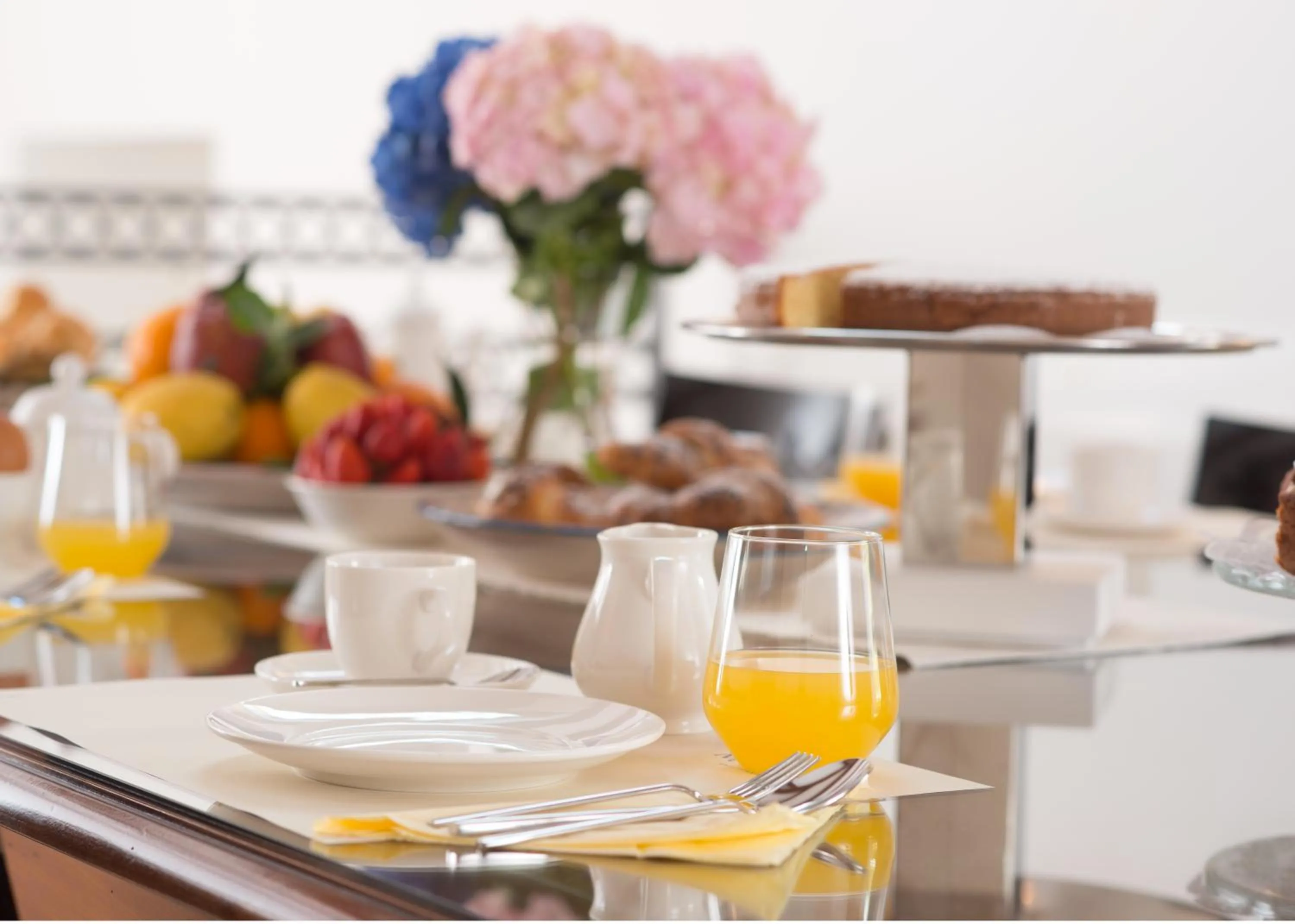 Buffet breakfast in B&B Maiurè