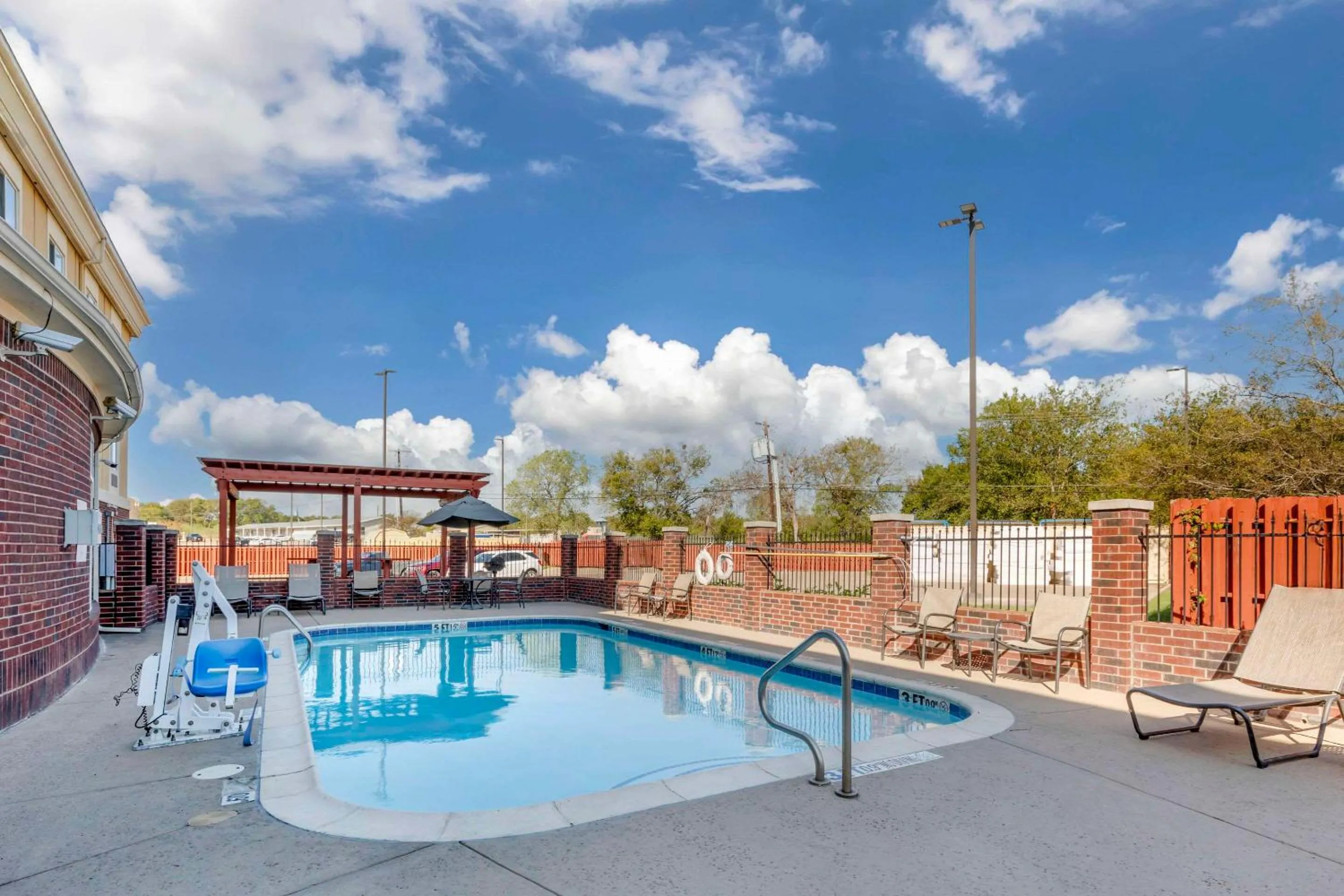 Swimming pool in Comfort Inn & Suites Mexia
