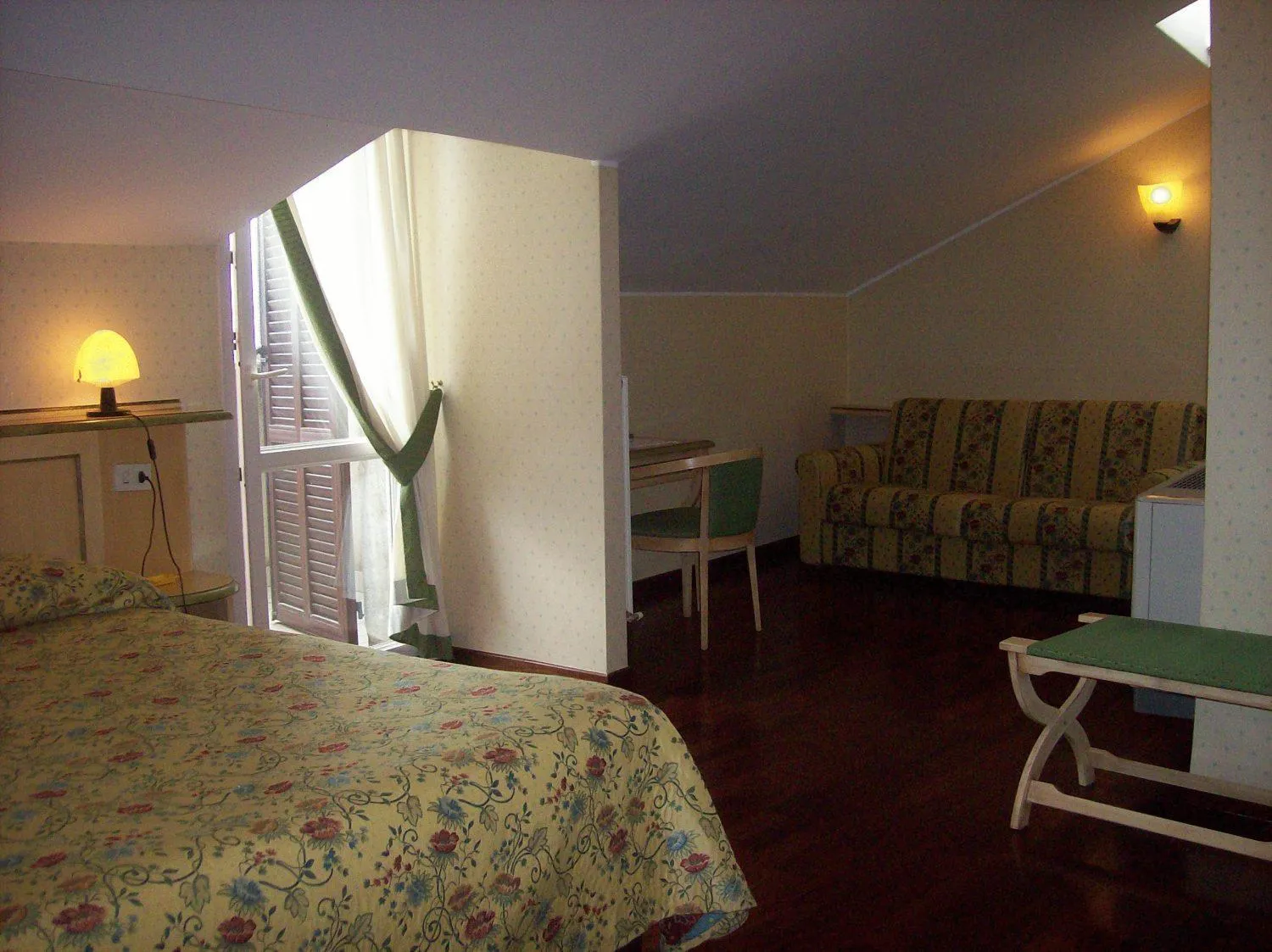 Seating area, Bed in Albergo Il Cacciatore