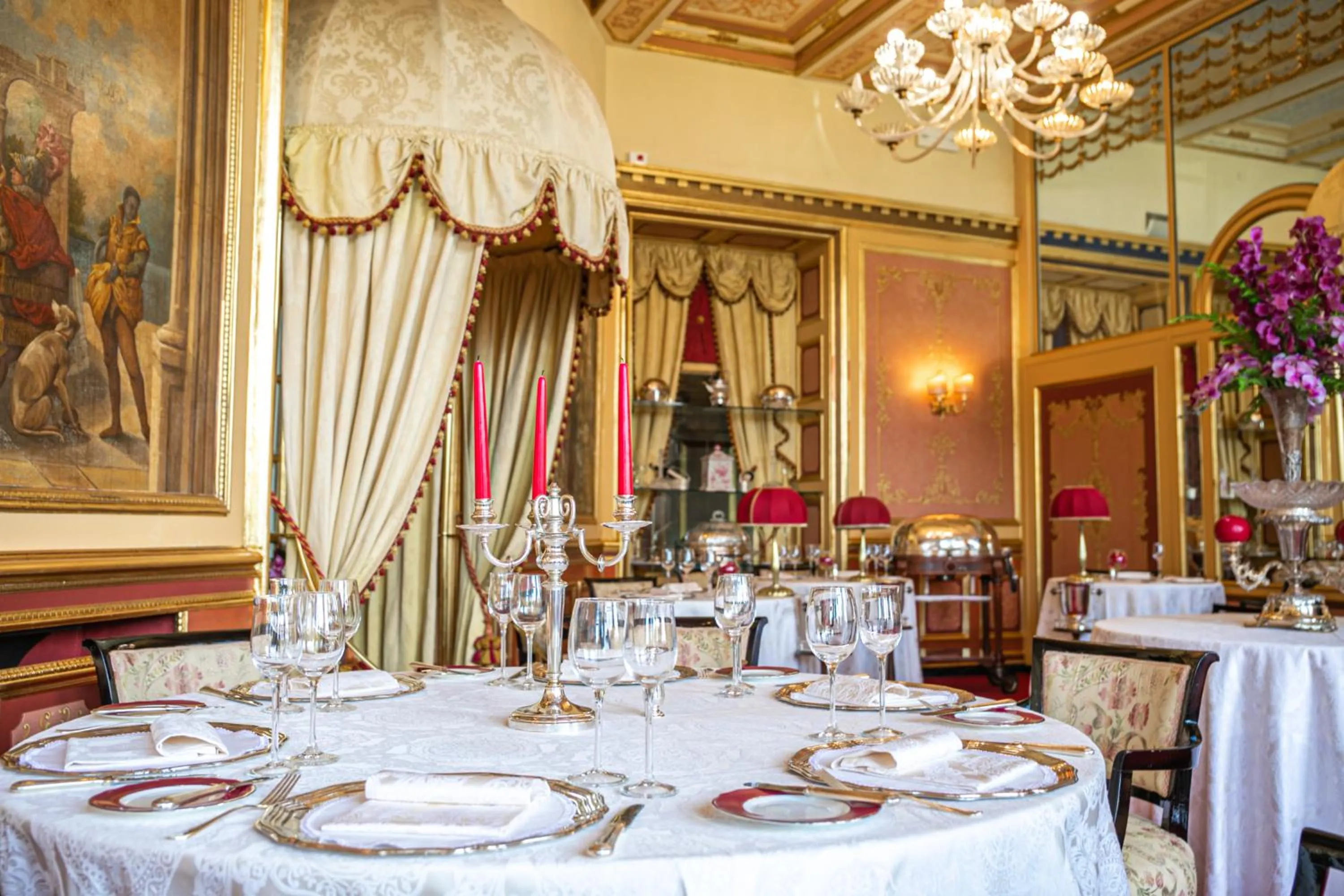 Restaurant/places to eat in Hotel Regina Palace