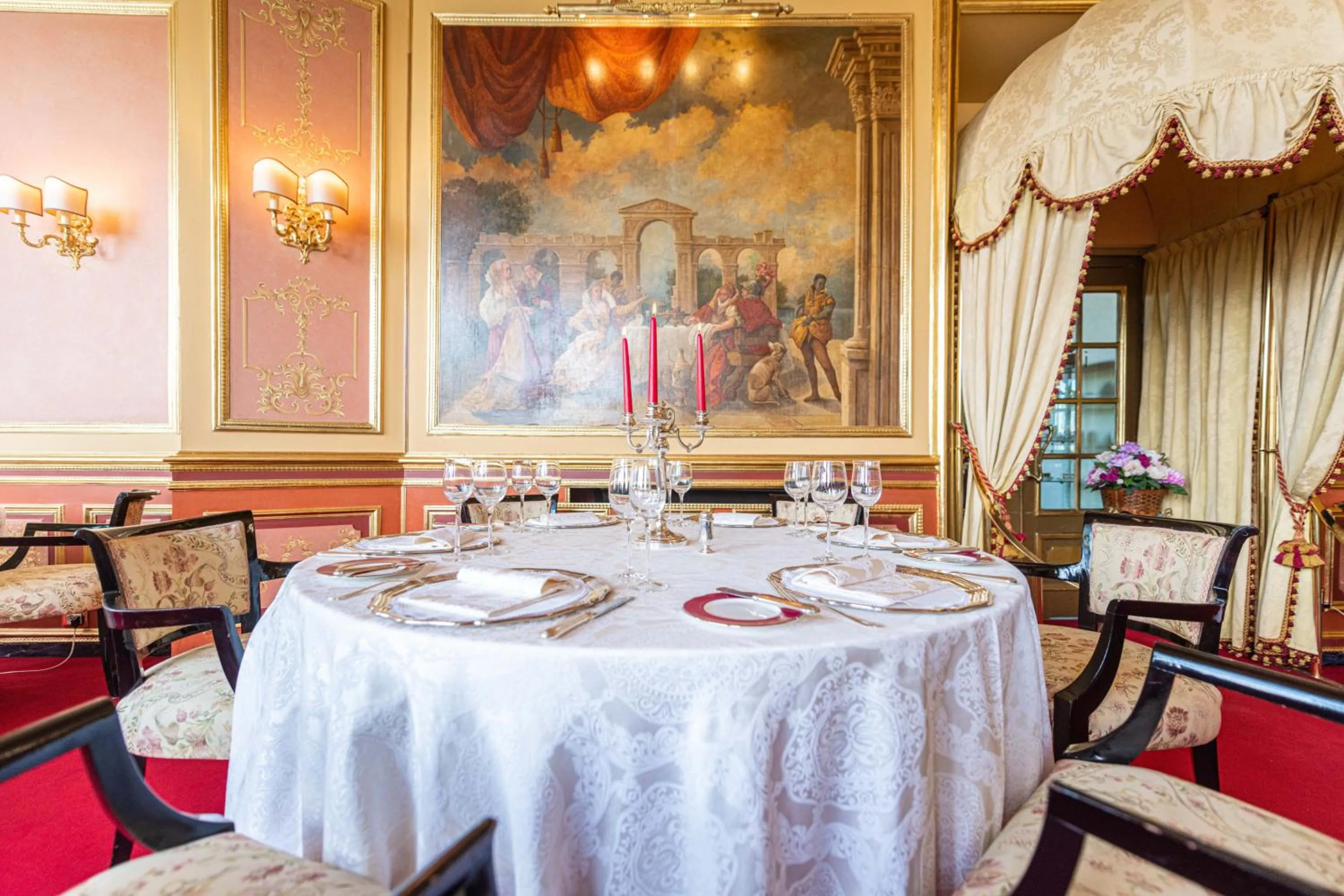 Restaurant/places to eat in Hotel Regina Palace