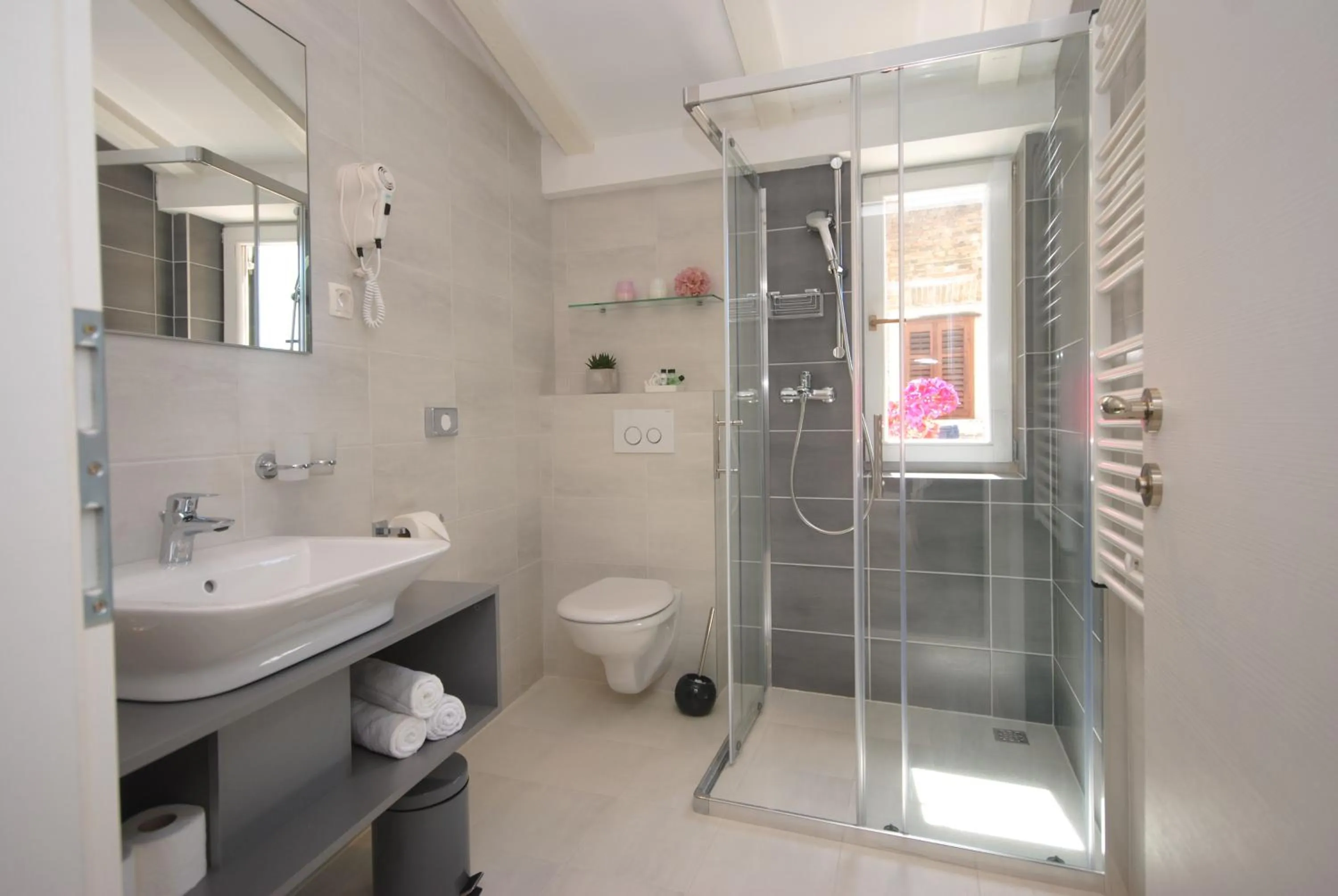 Shower in Lanterna Rooms