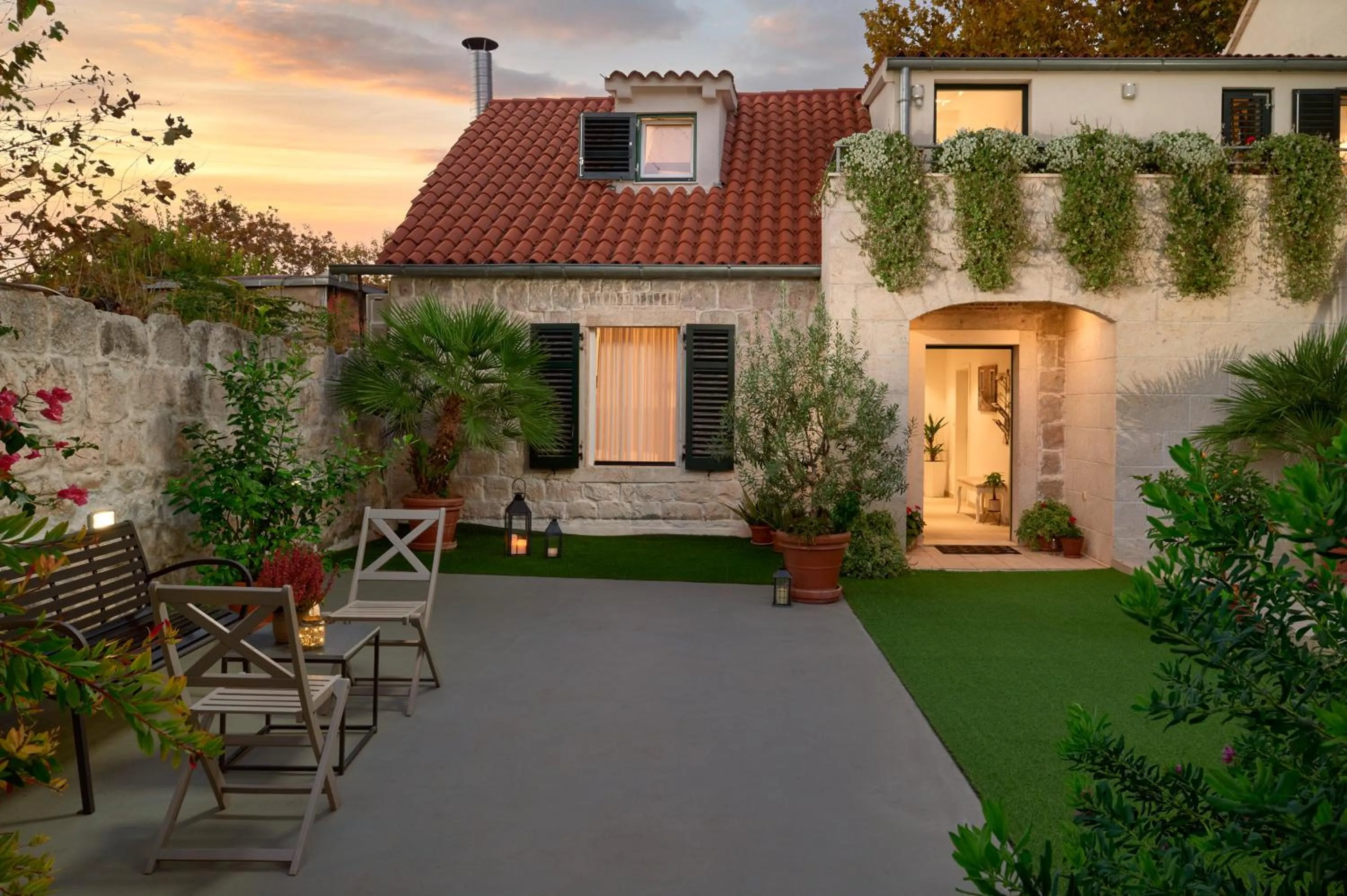 Property building in Lanterna Rooms