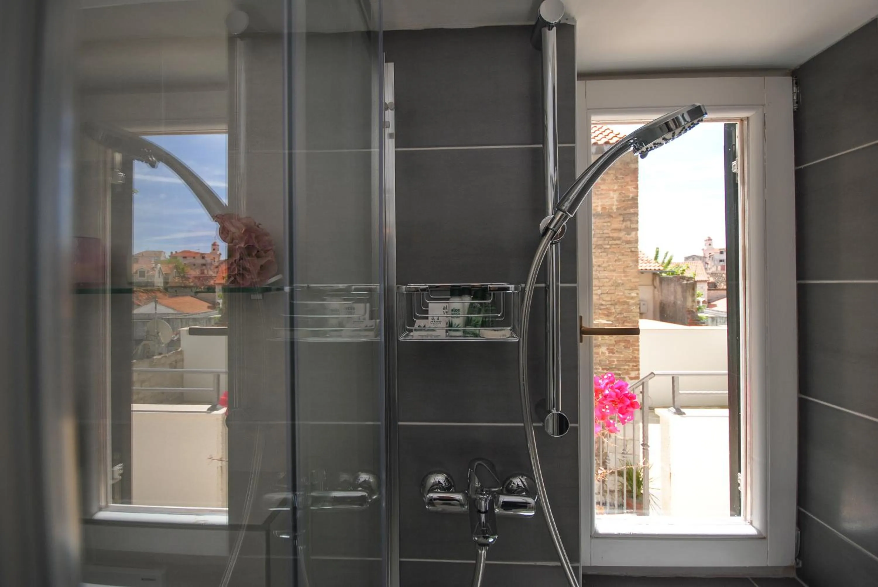 Shower in Lanterna Rooms