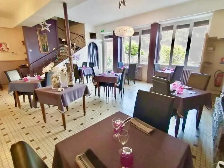 Restaurant/places to eat in Hotel Bayle