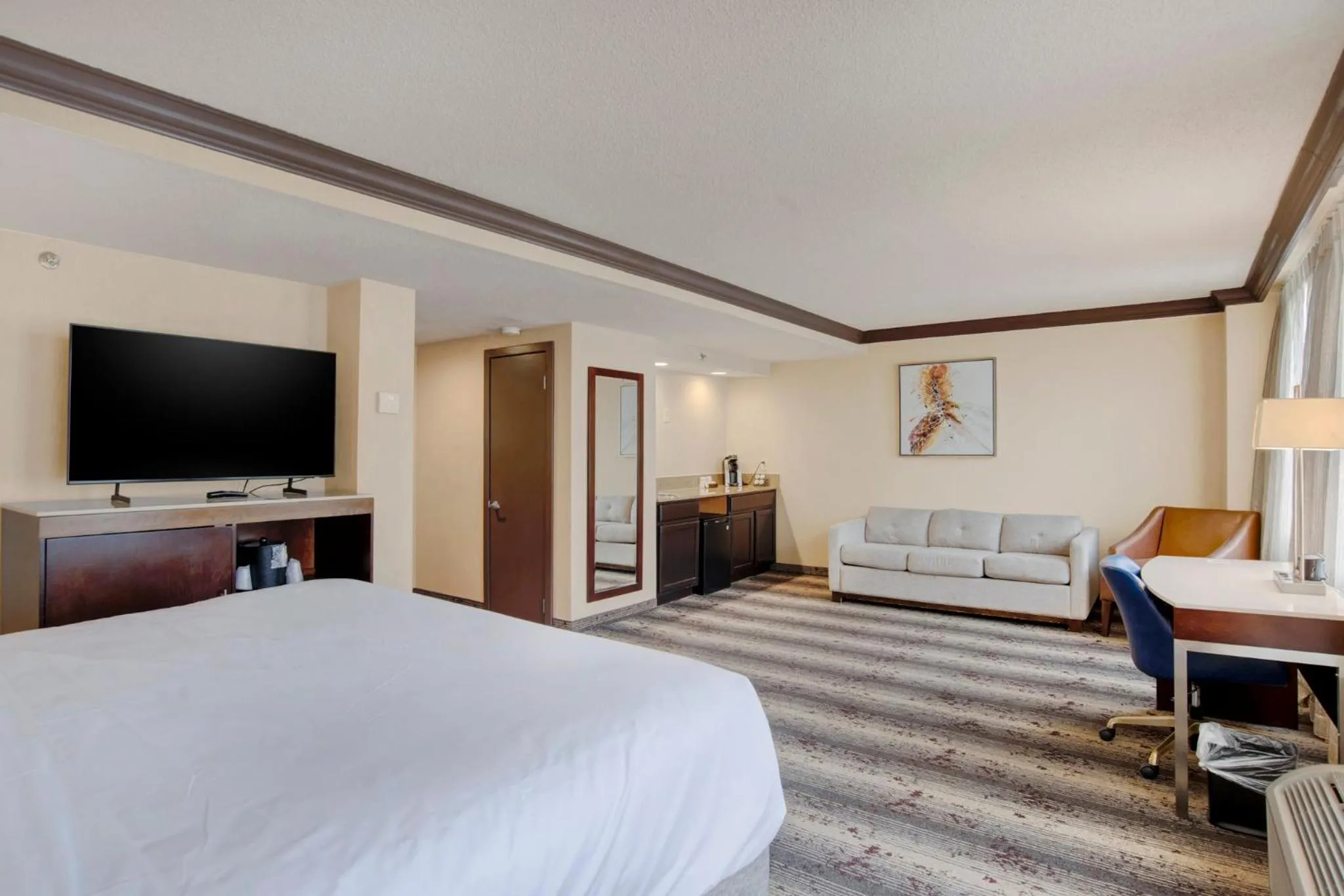 Photo of the whole room, Bed in Crowne Plaza Hotel Harrisburg-Hershey by IHG