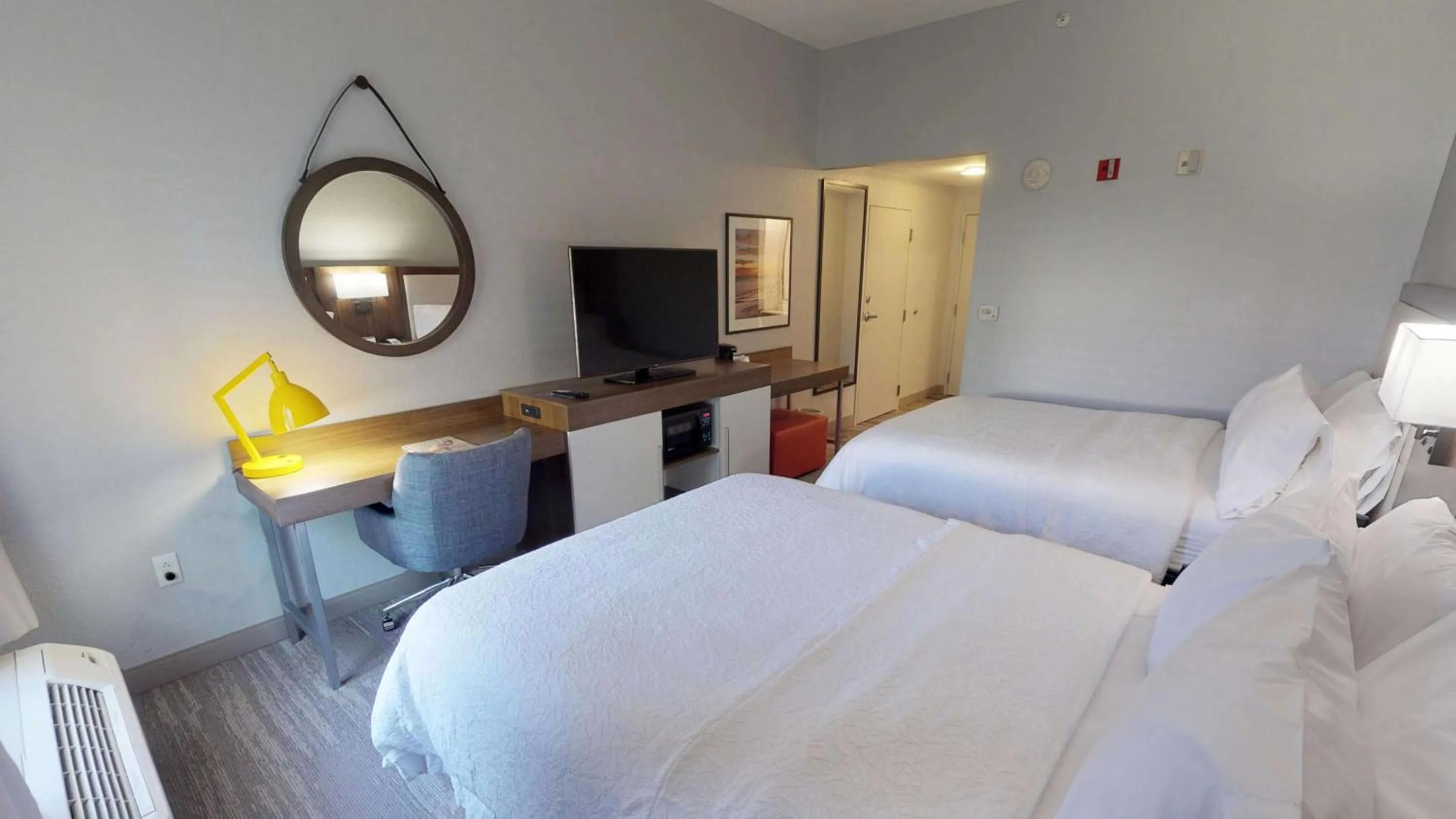 Bedroom, Bed in Hampton Inn St. Simons Island