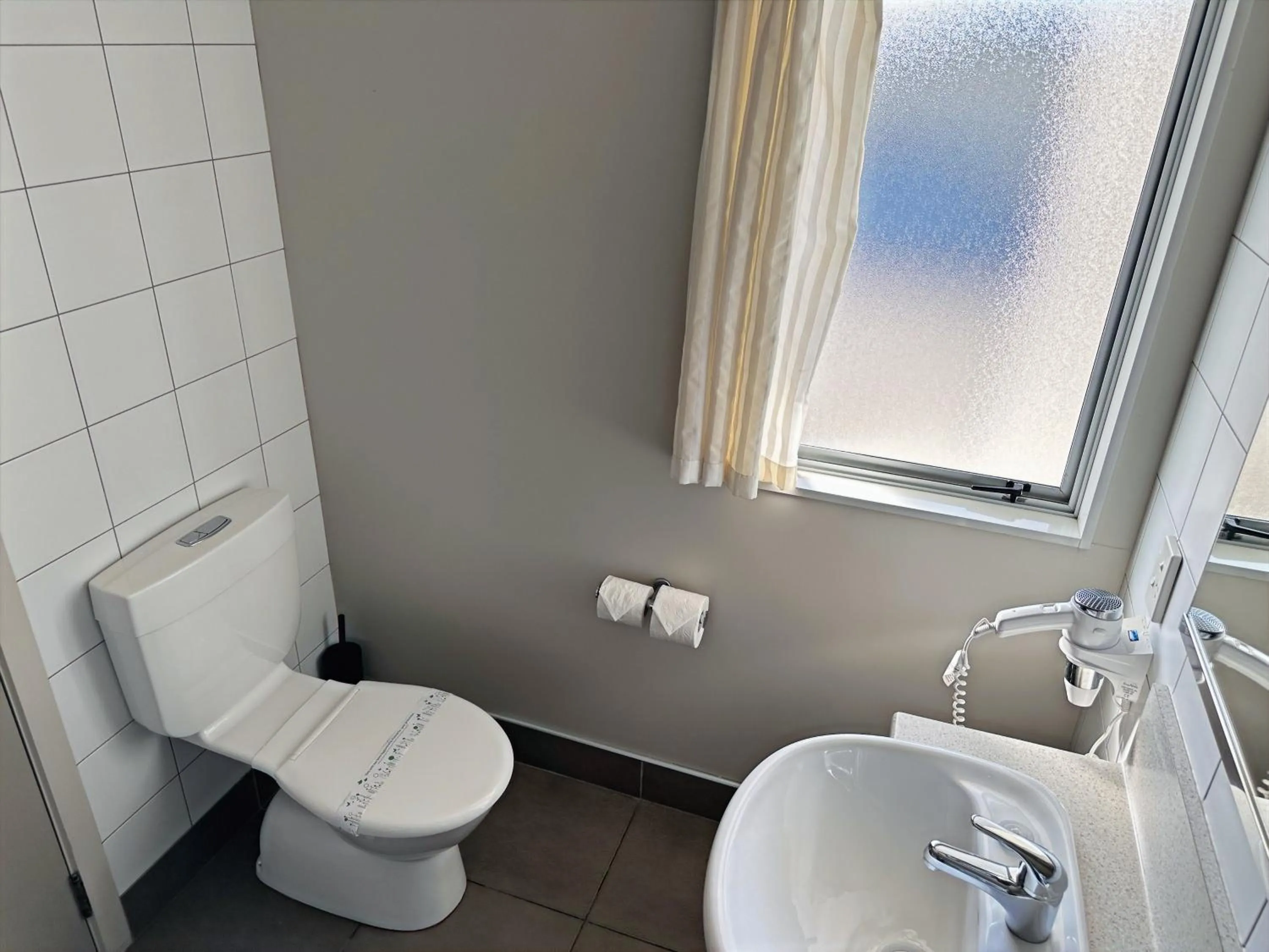 Toilet in Arena Lodge