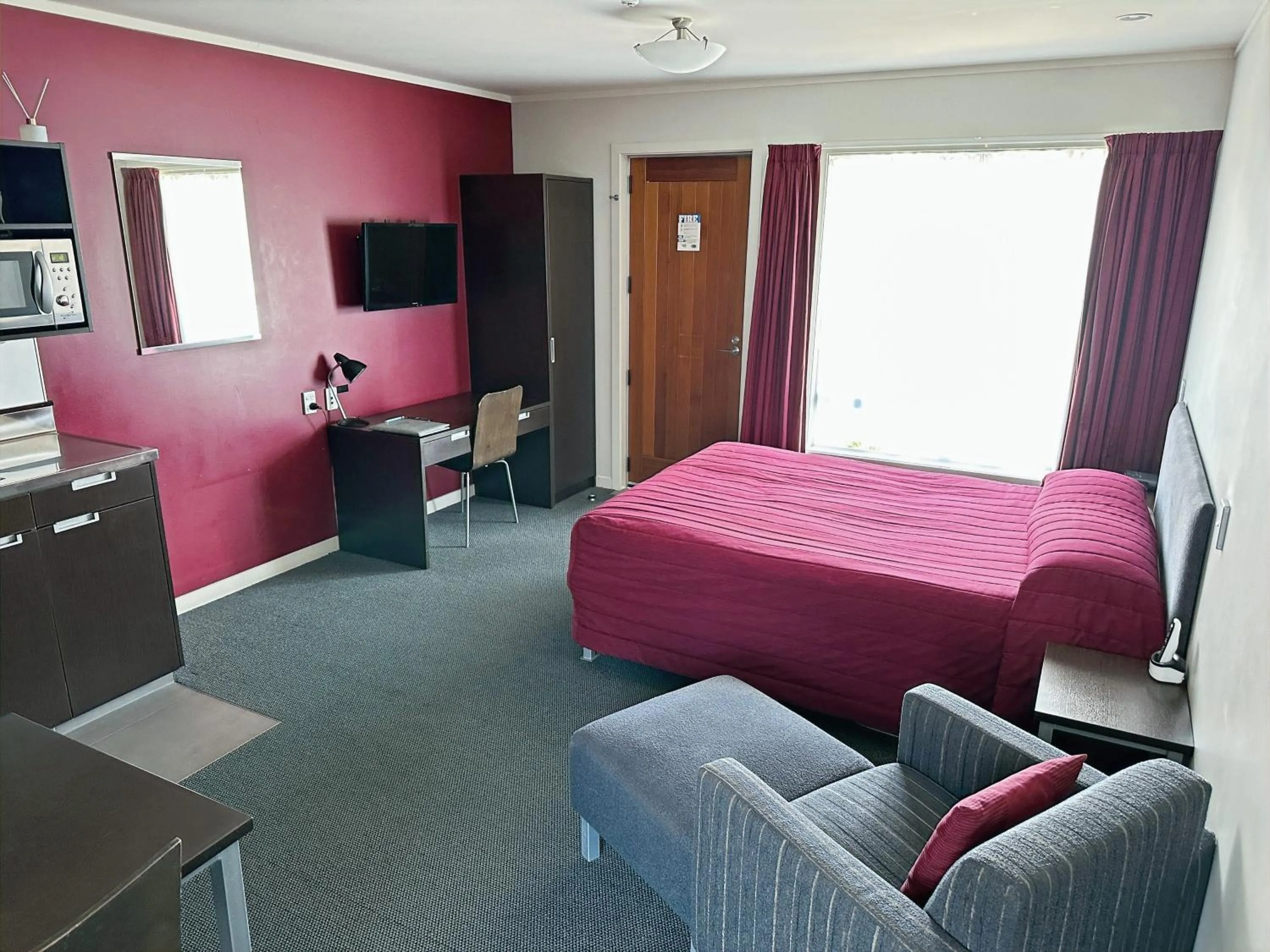 Communal lounge/ TV room, Bed in Arena Lodge