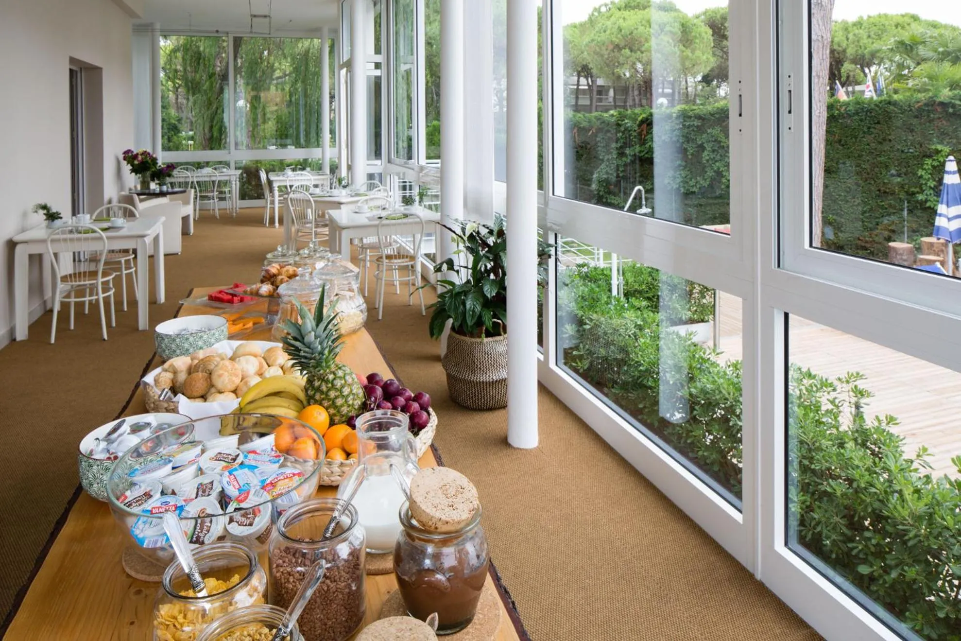 Restaurant/places to eat in Harvey Suites Hotel & Residence