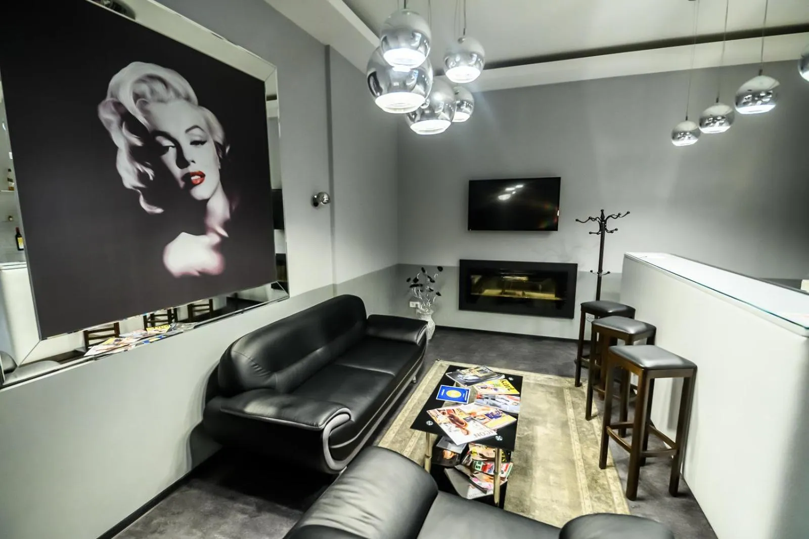 Communal lounge/ TV room in Hotel Luna