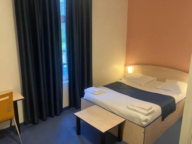 Bed in Hotel César Centre-ville Gare Charleville-Mézières