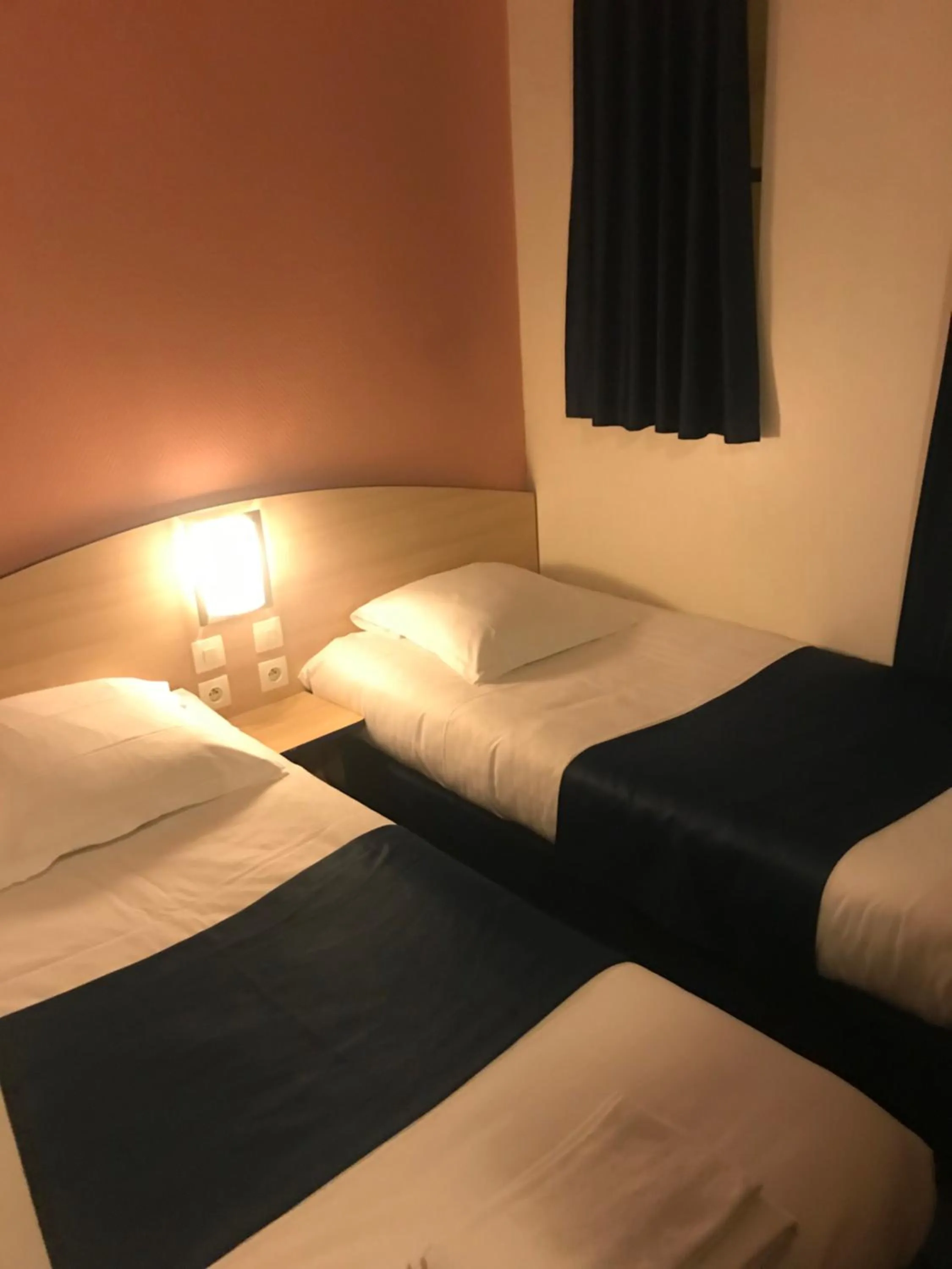 Bed in Hotel César Centre-ville Gare Charleville-Mézières