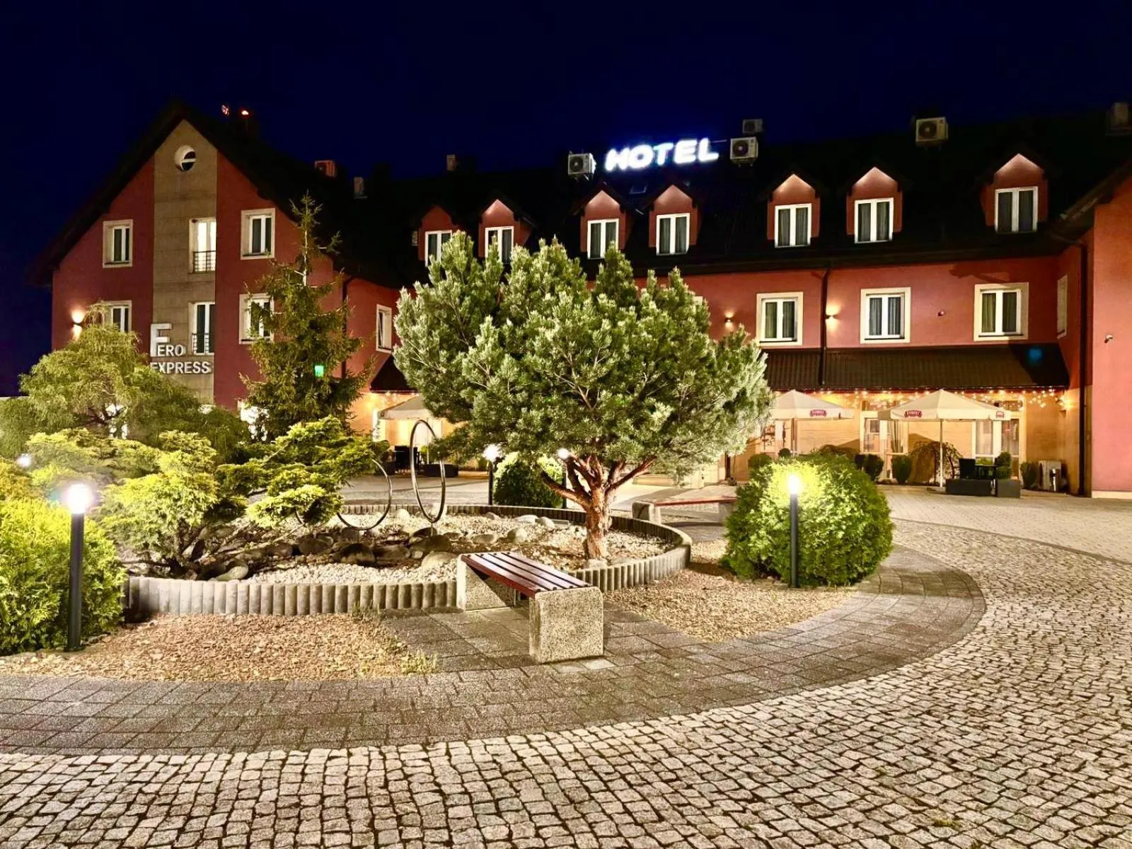 Parking in Hotel Fero Express POKOJE KLIMATYZOWANE AC