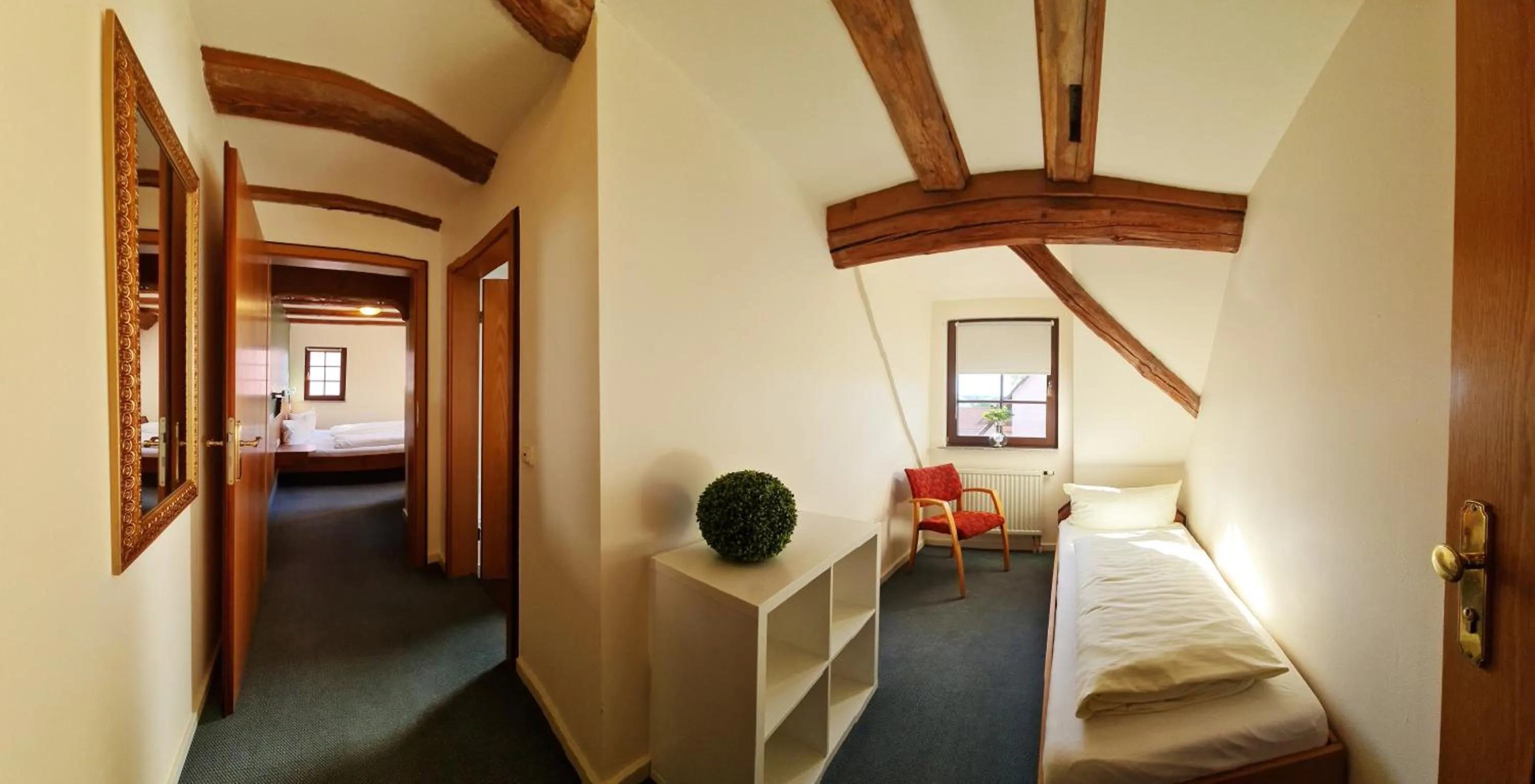 Photo of the whole room, Bed in Häuser der Villa Italia