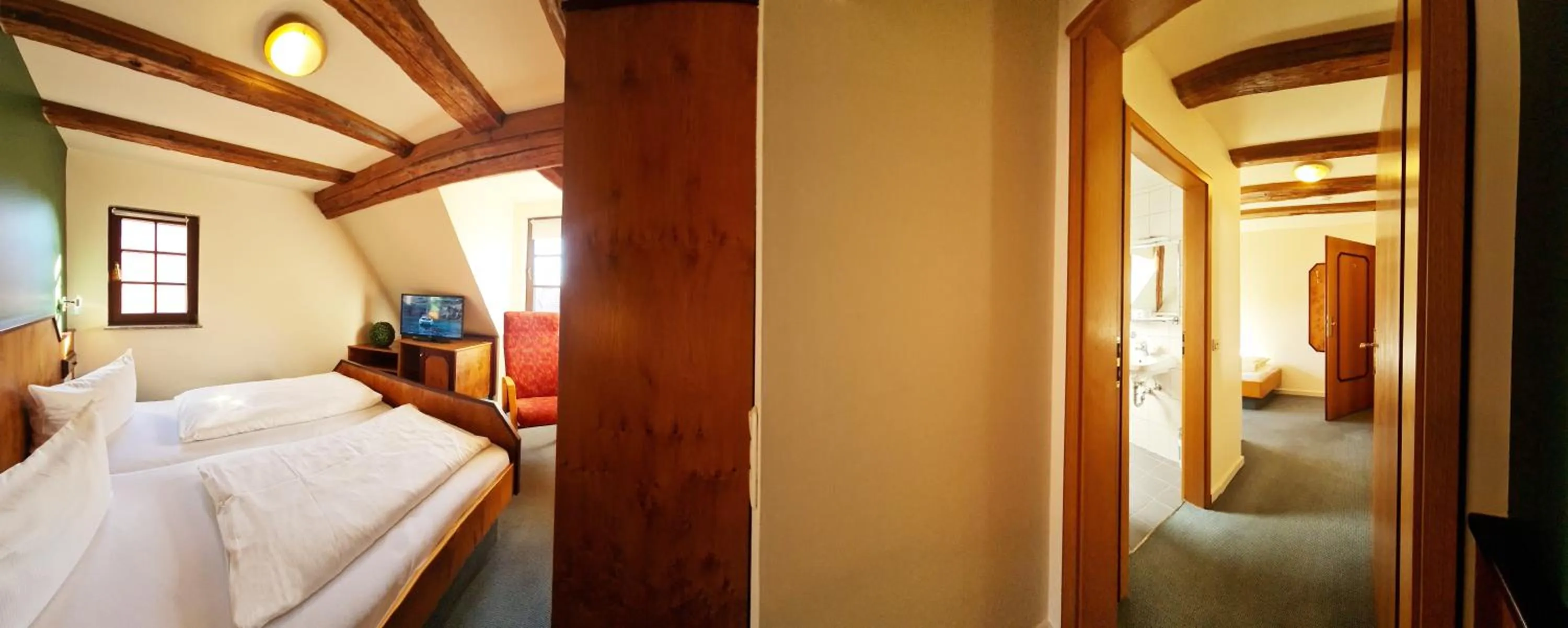 Photo of the whole room, Bed in Häuser der Villa Italia